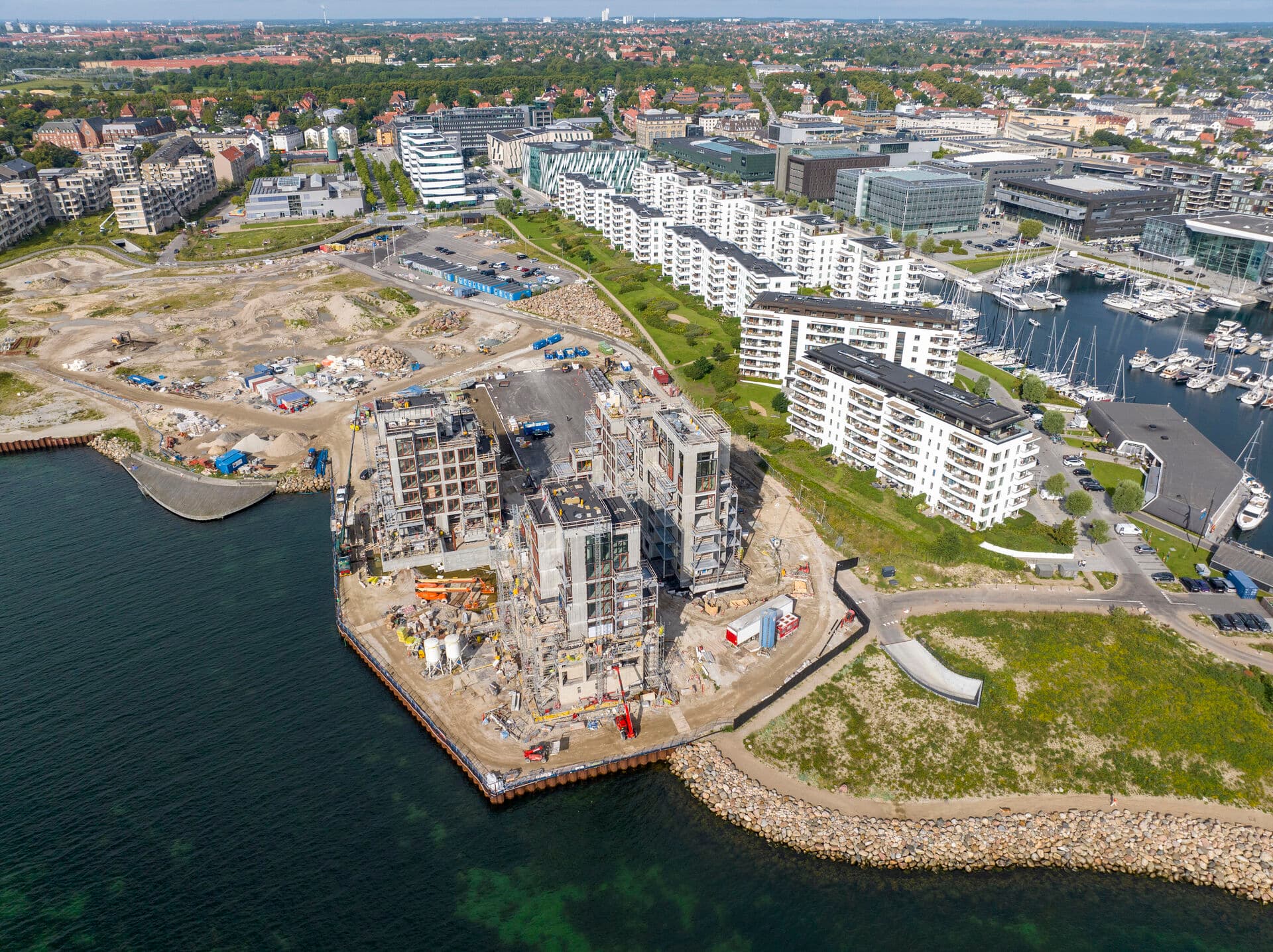 At tænke natur og grønne områder ind i byplanlægning er en udfordring overalt i kommunerne. I det nye boligbyggeri ved Tuborg Havn i Hellerup er udformet for at imødekomme både beboernes komfort og naturskønne omgivelser. Byggeriet har været opmærksom på at integrere grønne områder og udendørs opholdssteder, hvor beboere kan slappe af og nyde naturen. 