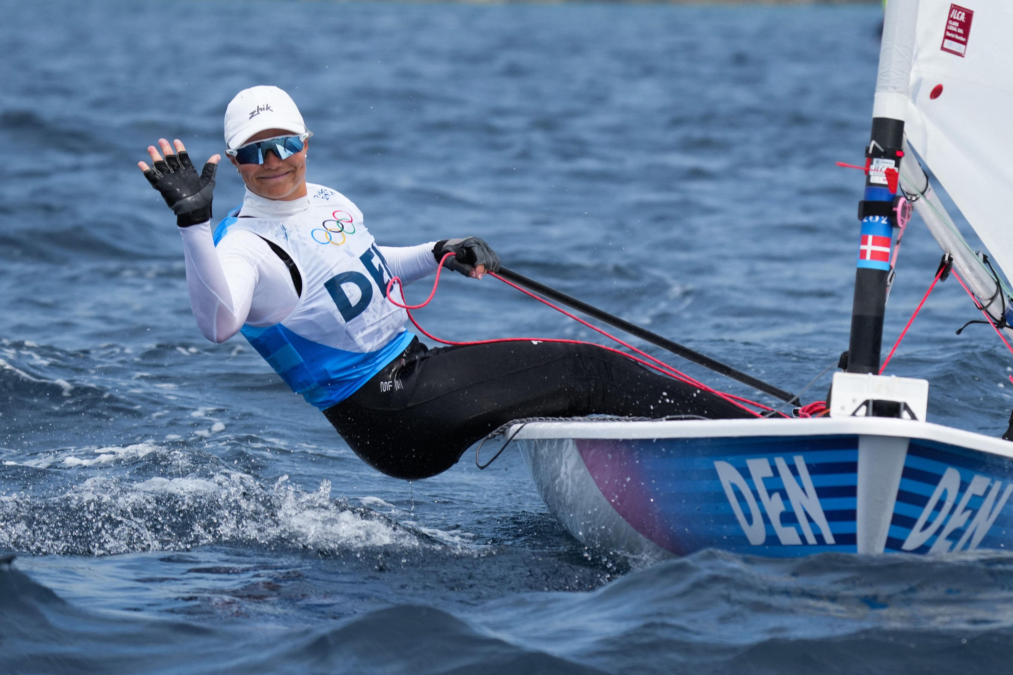 Anne-Marie Rindom, sølvvinder ved OL i Paris, repræsenterer sammenhængen mellem hårdt slid og succes i sport. Sammenhængen mellem træning og kompetence gælder også i velfærdsuddannelserne, argumenterer Signe Færch, forkvinde i Dansk Socialrådgiverforening.