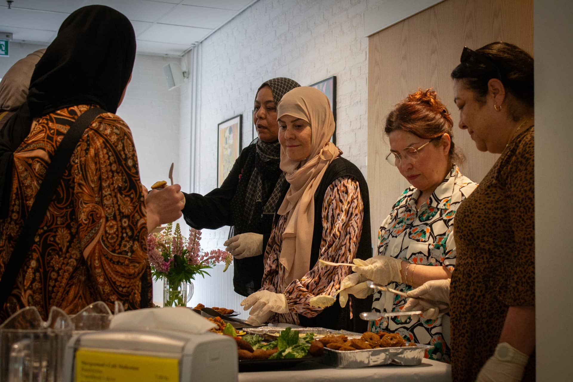 I gruppen SundhedsRewaq mødes arabisktalende kvinder for at få et fællesskab og også for at øve sig i dansk, så de blandt andet kan tale med dansk familie og bedre forstå samfundet.  