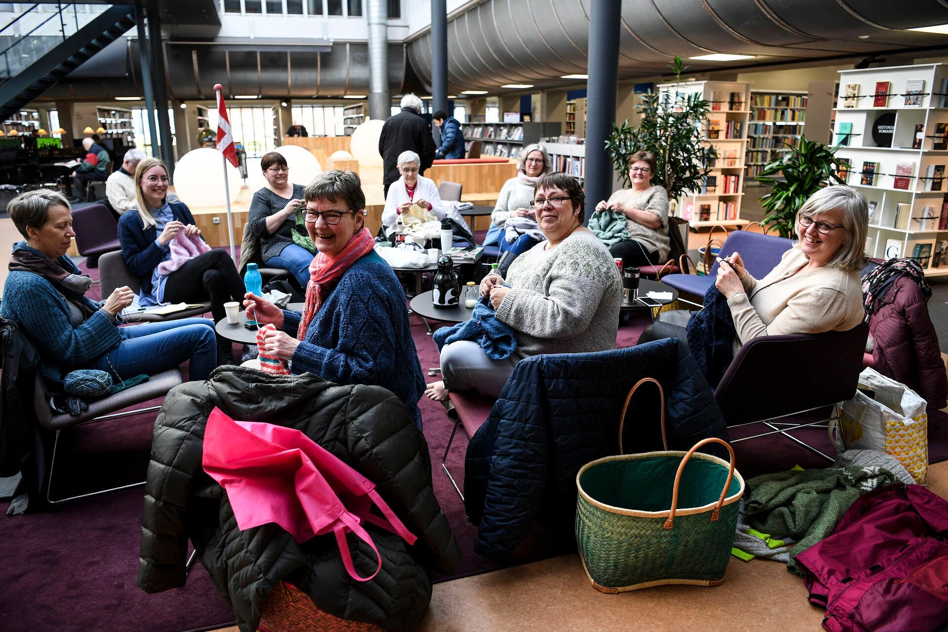 Folkebiblioteket er et sted, hvor vi kan mødes, dele og lytte – og hvorfra vi kan arbejde på at genopbygge den oplyste samtale og den gensidige forståelse, som er så afgørende for et sundt demokrati., argumenterer Paw Østergaard Jensen.