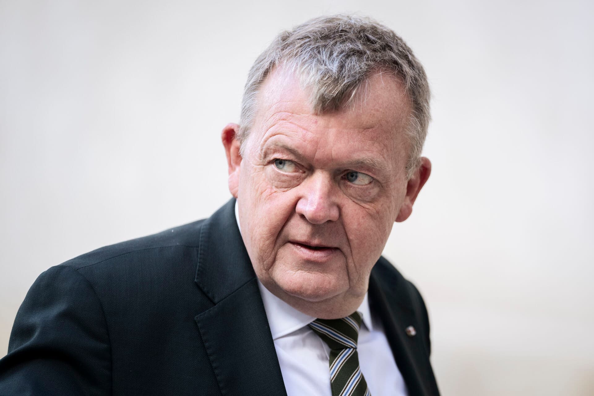 Moderaterne er ikke det første parti, der skal forsøge at rejse sig fra en krise. Formand Lars Løkke Rasmussen siger, at der kun er én vej ud af mørket: at fortsætte med at arbejde. Sådan er han kommet videre fra andre kriser i sit liv. 