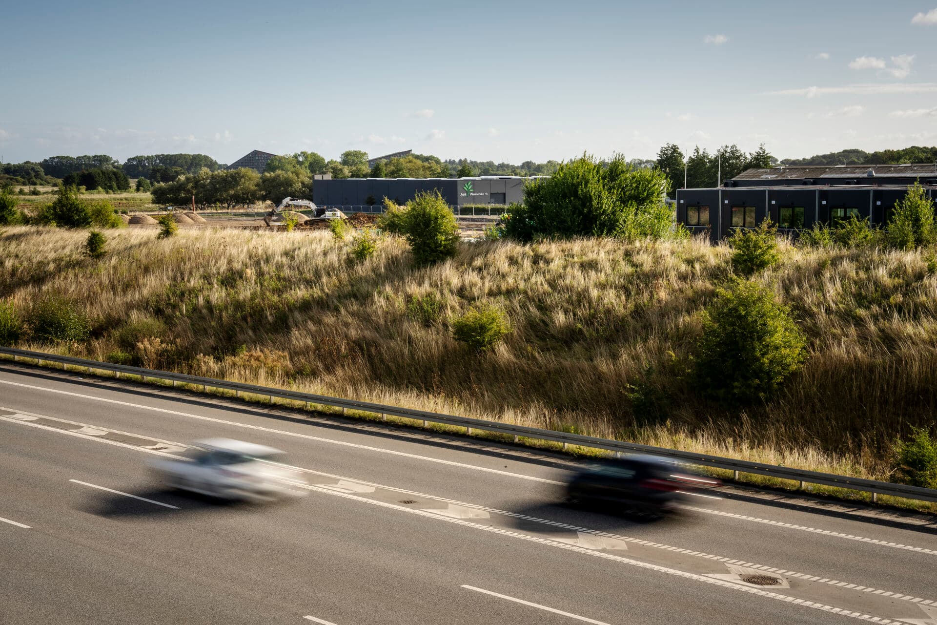  Byggegrunden på Ådalen i Køge hvor Novo Nordisk Pharmatech skal bygge en ny fabrik er placeret tæt på motorvejen. Novo Nordisk Pharmatech bygger en ny fabrik, for 1, 5 milliarder kroner, for at øge produktion til Novo. Det sikrer nye arbejdspladser, men også lokalpolitiske udfordringer.