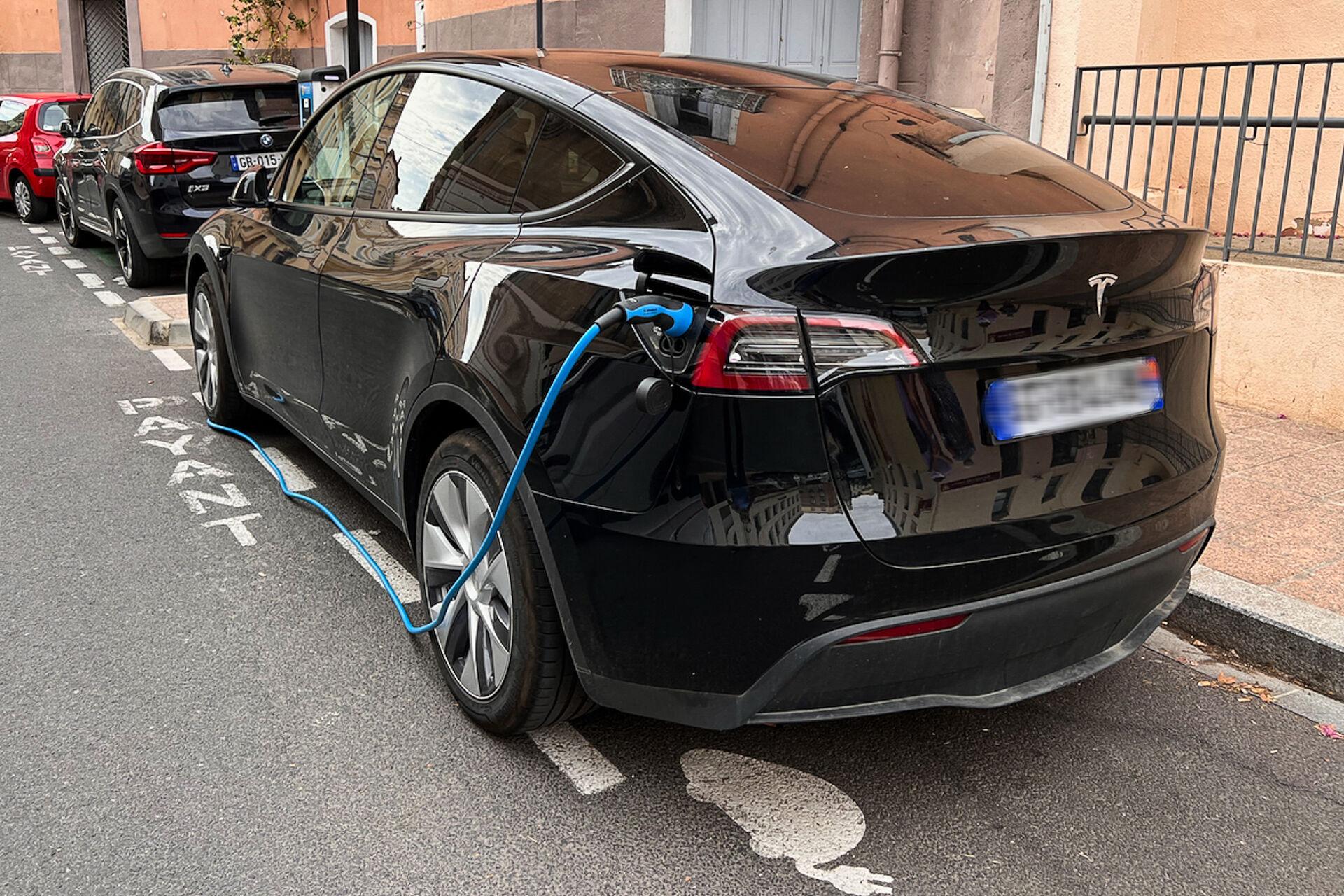 Hverken p-båse eller parkeringslinjer på vejene er dimensioneret, så de passer til brede biler som Tesla Model Y, der de seneste år har været et af de mest solgte personbiler i Europa. 