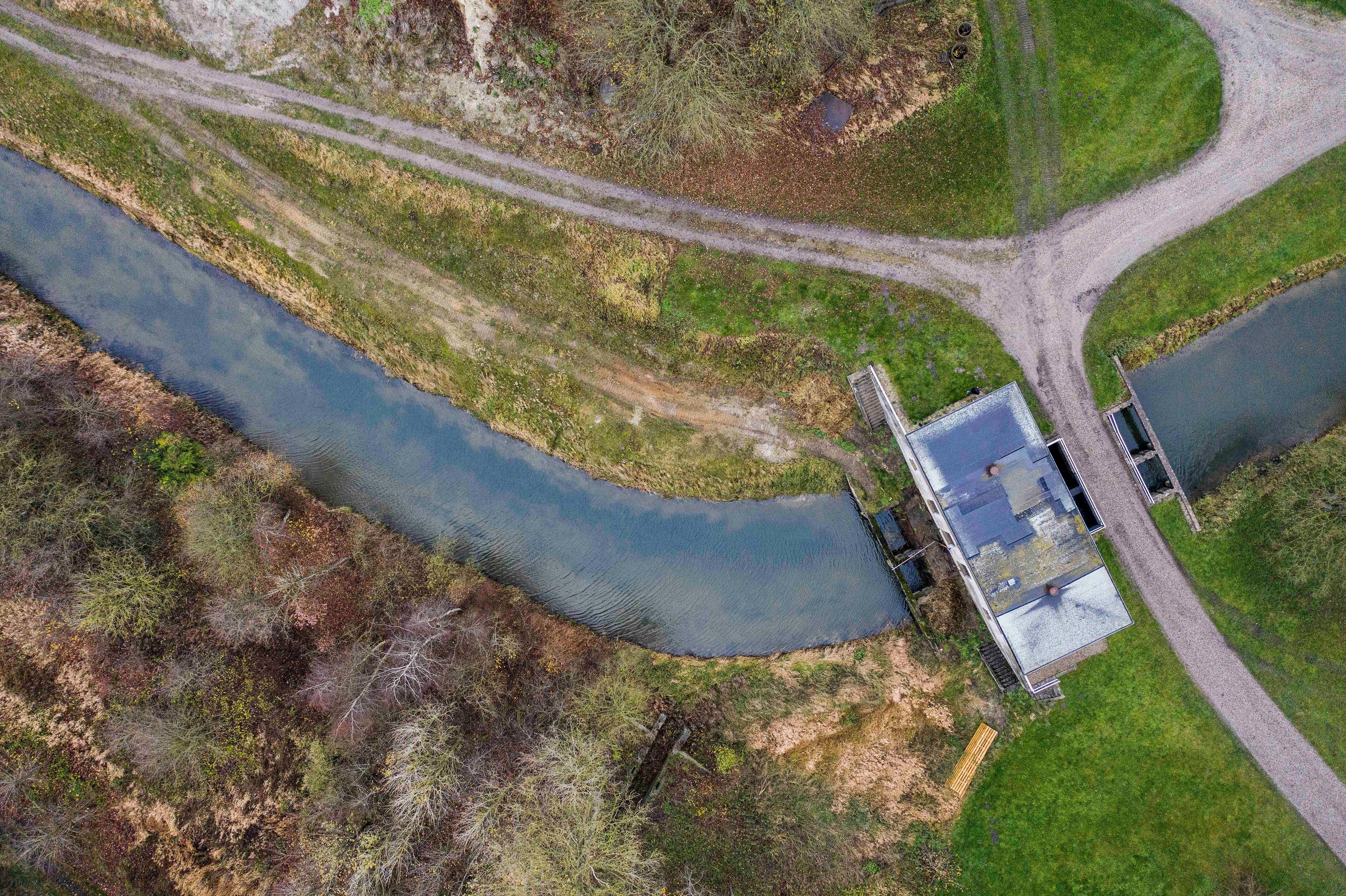 Kolindsund var engang Jyllands største sø, men den har siden 1880 været pumpet tør for at gøre pads til landbrug. Nu ønsker et flertal i Syddjirs Kommune at genskabe søen med hjælp fra den grønne trepart.