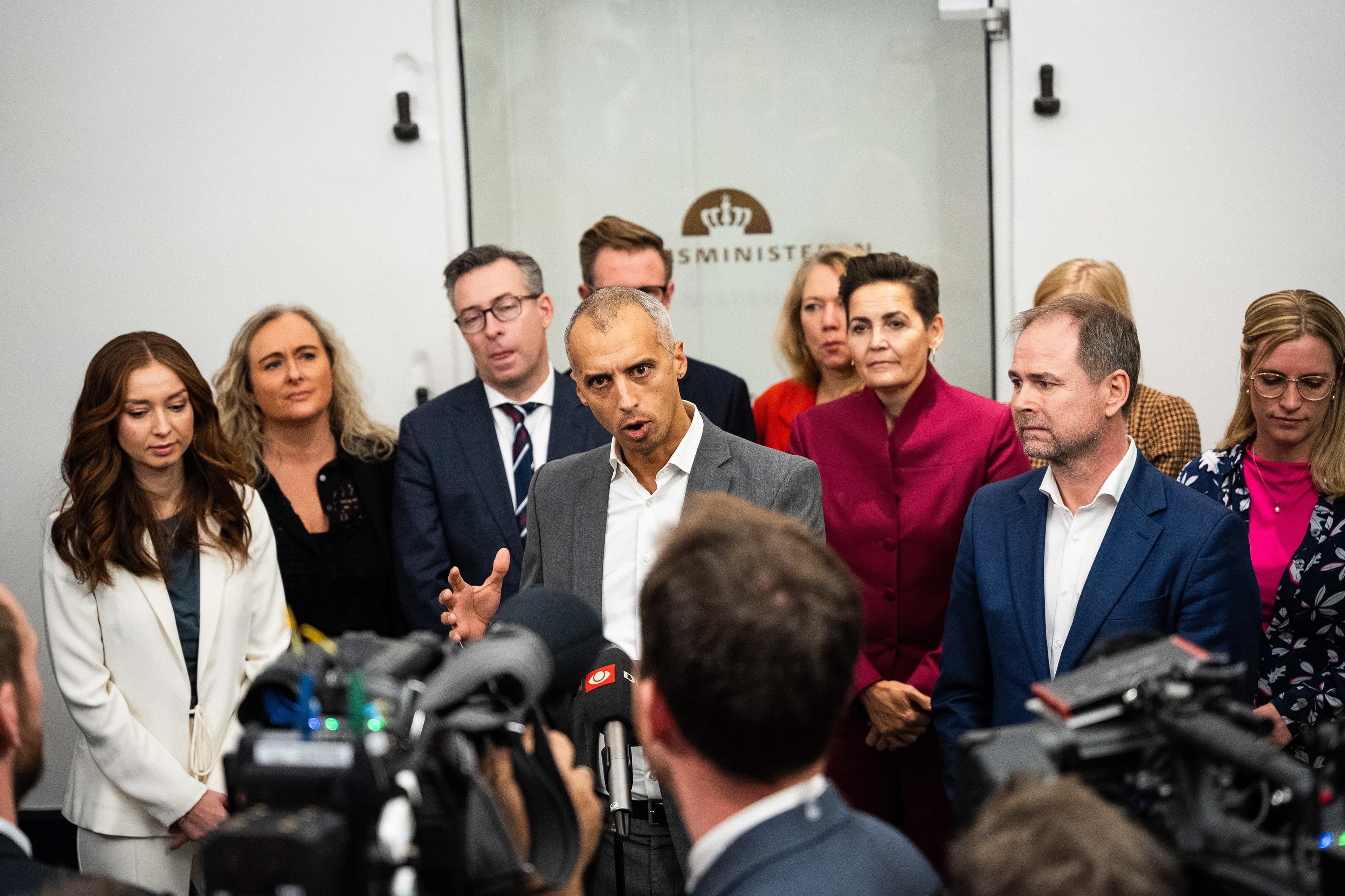 Børne- og undervisningsminister Mattias Tesfaye (S) kalder forsøget med gratis skolemad for et storstilet forsøg. Han håber, at det bliver permanent på et tidspunkt.
- Vi får nu et storskalaforsøg med skolemad. Det er vigtigt, at det er på alle klassetrin. Det ser jeg frem til at forhandle på plads med SF og De Radikale, siger Tesfaye.