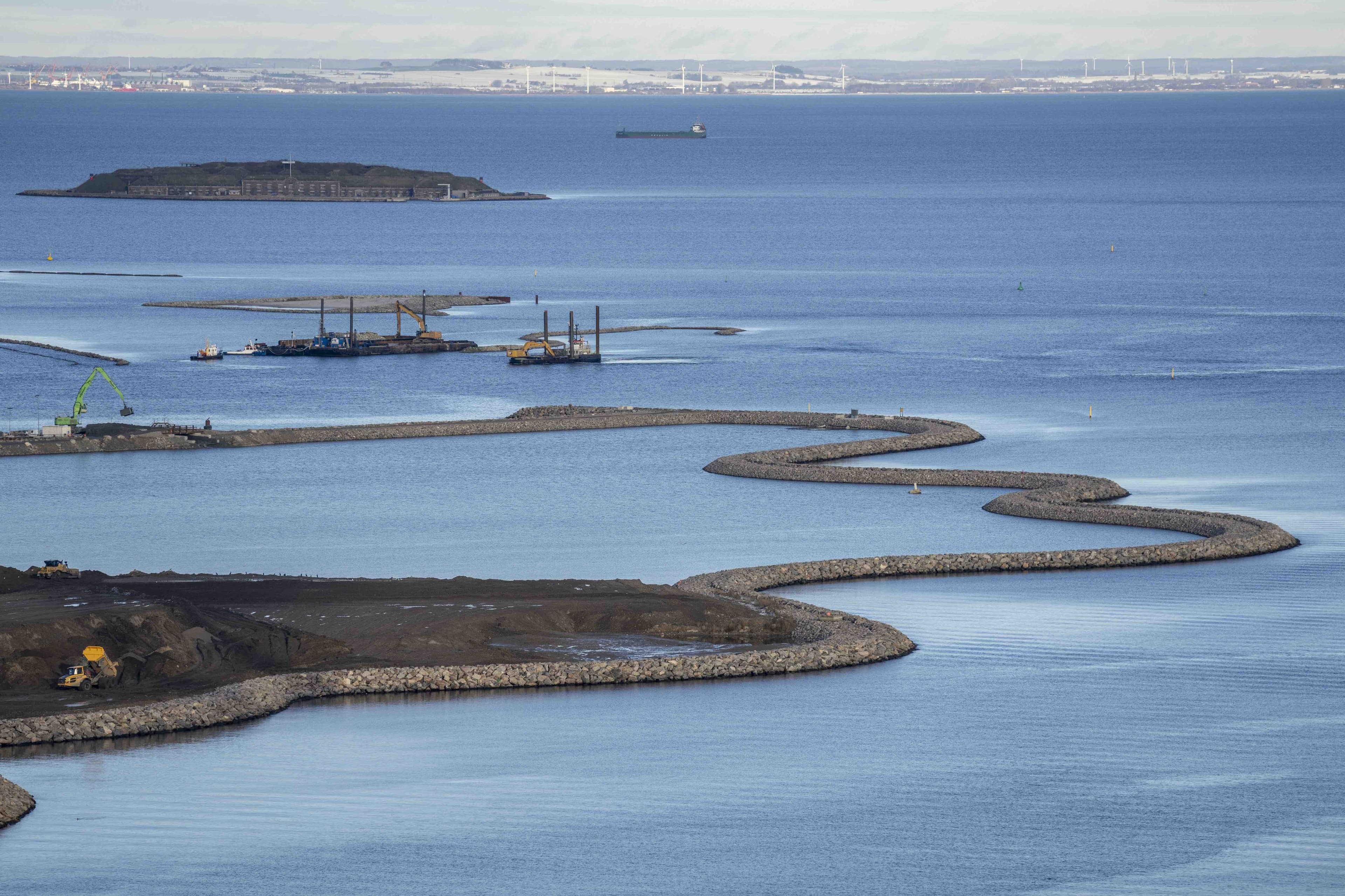 De buede stendæmninger er del af Lynetteholms innovative kystsikring, der både skal sikre København mod stormfloder og stigende vandstande og giver adgang til vand og natur.