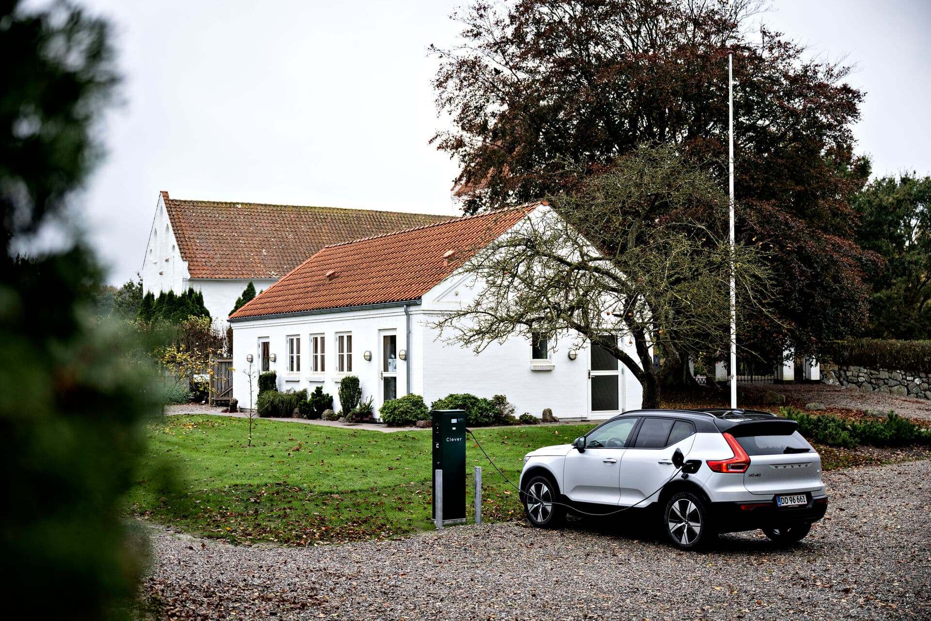 Det kniber stadig med ladestandere i tyndt befolkede områder, og det bremser den grønne omstilling.