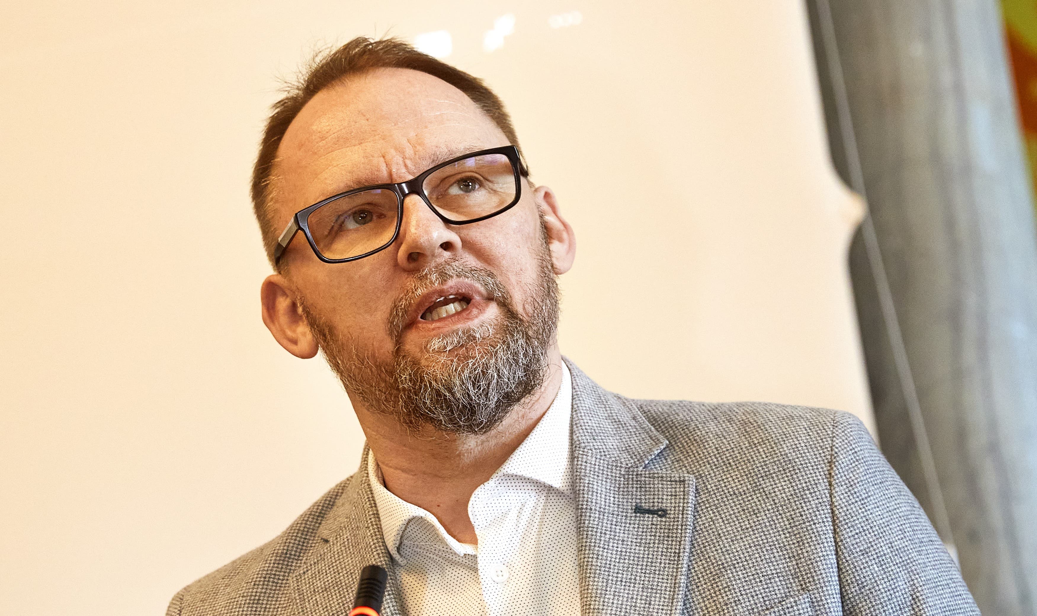 For ledelsen bliver opgaven at have fingeren på pulsen og være inddragende.  En faciliterende eller koordinerende person, snarere  end en person, der dirigerer og dikterer, lyder det fra Karsten Mellon.