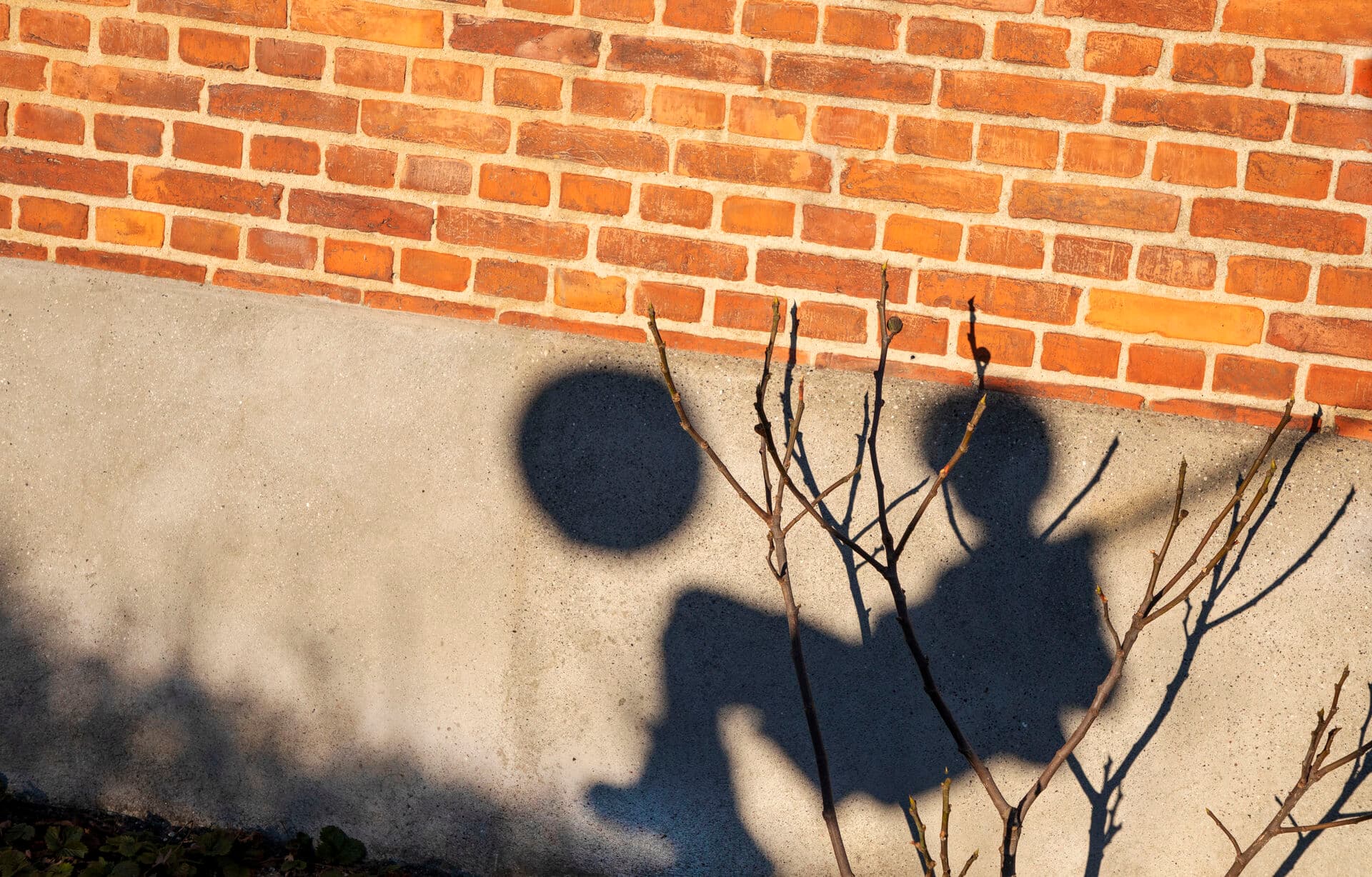 Tænk, hvis vores børn i højere grad så det som det mest naturlige at løfte blikket, se op, se andre – og aktivt gøre noget positivt, især for dem, der har allermest brug for det. Så ville der være én mindre nede i skolegården, der stod udenfor fællesskabet, skriver Ida Dyhr.