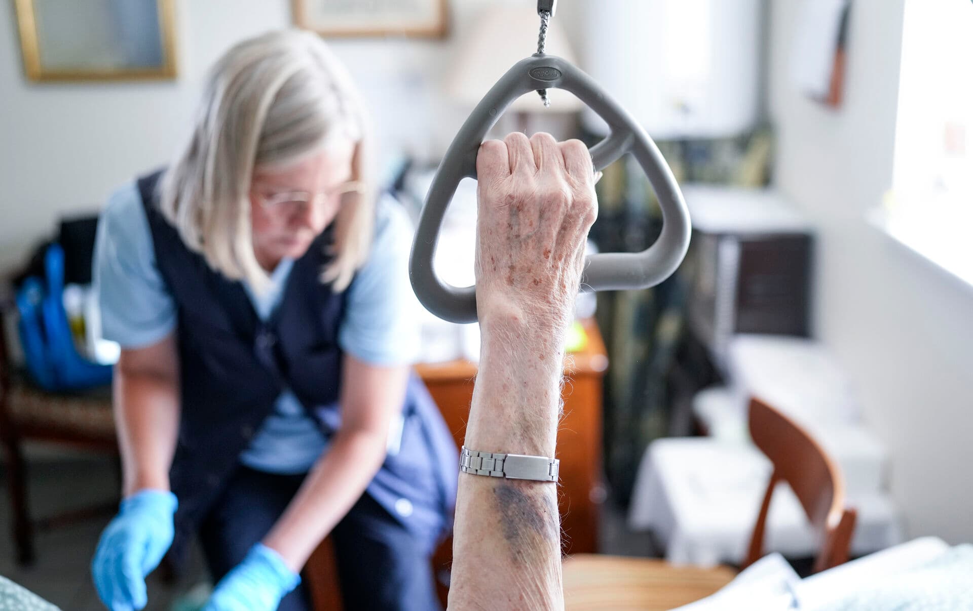 Det er den grundlæggende sygepleje, der holder hverdagen sammen for tusindvis af ældre og sårbare borgere. Og som forebygger, at små problemer udvikler sig til alvorlige indlæggelser og gør forskellen på en stabil hverdag og en ny tur i ambulancen, skriver Dorthe Boe Danbjørg.