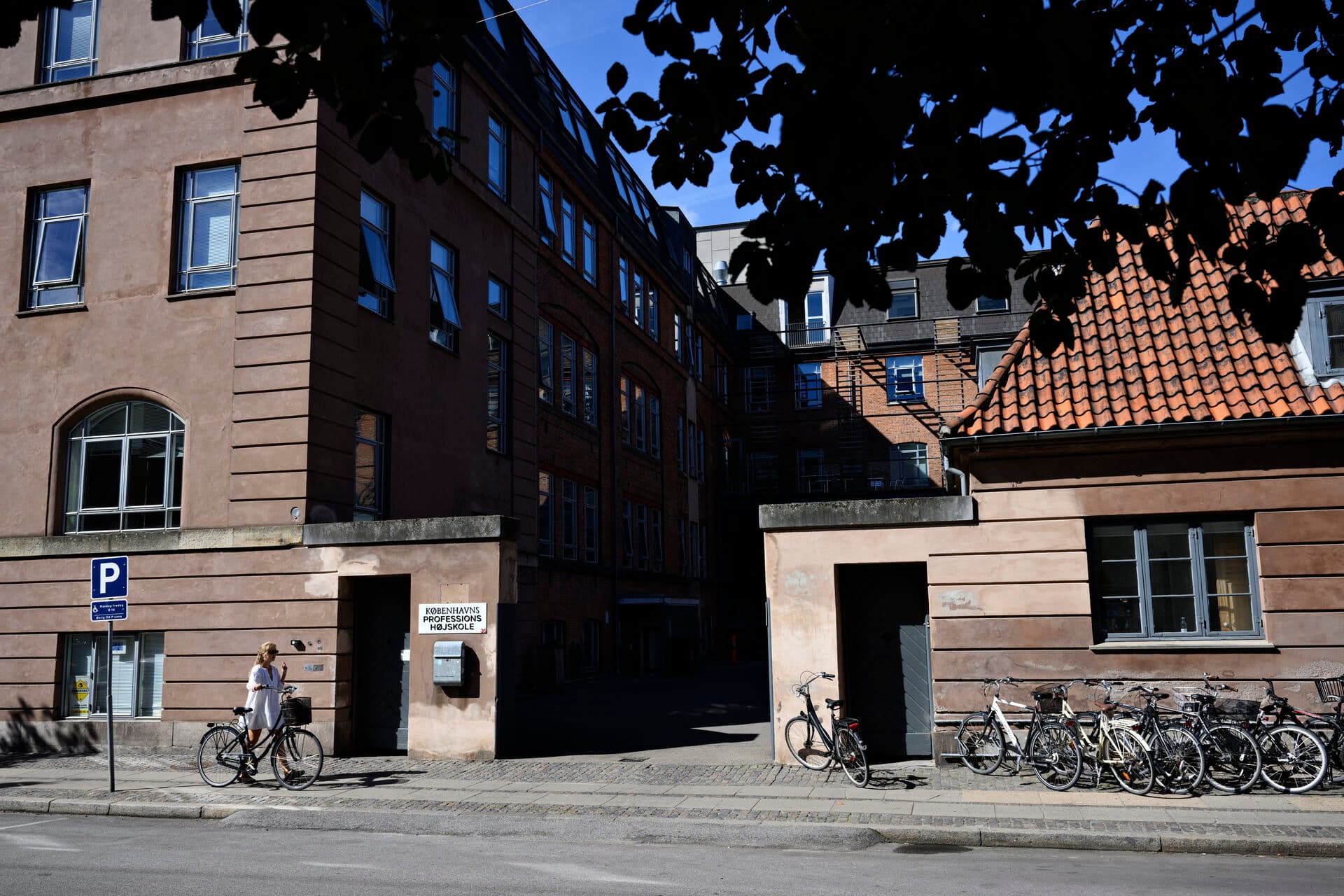 For et par måneder siden kom en ny uddannelsesreform, som vi i Dansk Socialrådgiverforening - på trods af en helt uforståelig forkortelse af socialrådgiveruddannelsen - ikke tøvede med at kalde en sejr. Det gjorde vi ikke bare fordi, uddannelsen får et markant økonomisk løft, men også fordi fremtidens socialrådgivere får lovning på bedre praktik og en stærkere kobling mellem teori og praksis på uddannelsen, skriver Laura Pode og Marie Withen.