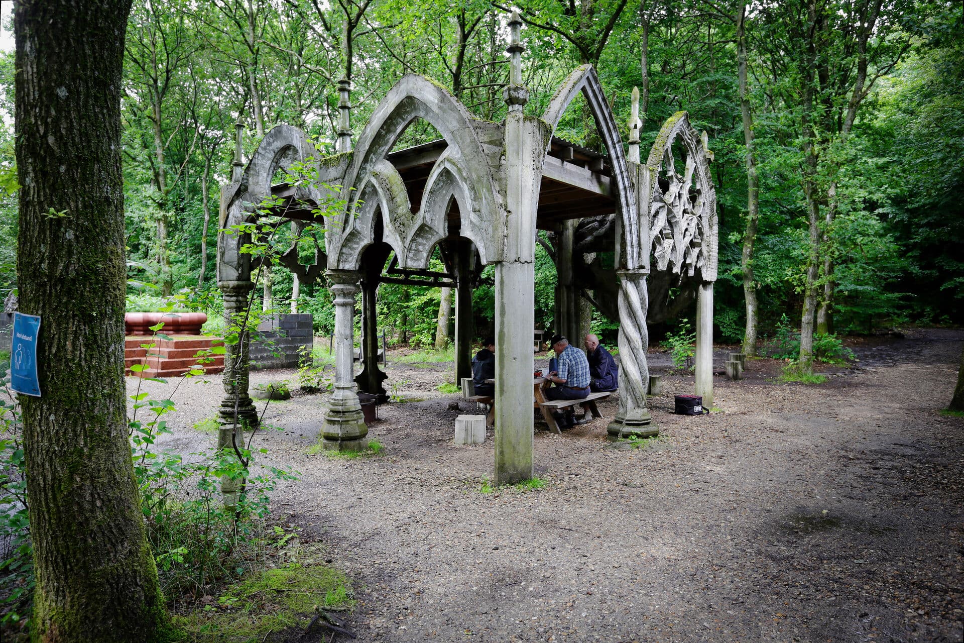 Deep Forest Art Land ved Herning er et udstillingssted under åben himmel. I den private skov fører en 3,5 km. lang bugtet sti de besøgende forbi over 80 kunstinstallationer  - kommunen hjalp idemændene igang med projektet, som siden er vokset kæmpestort og et eksempel på, at kulturinitiativer kan fylde for vælgere op til til kommunalvalg.