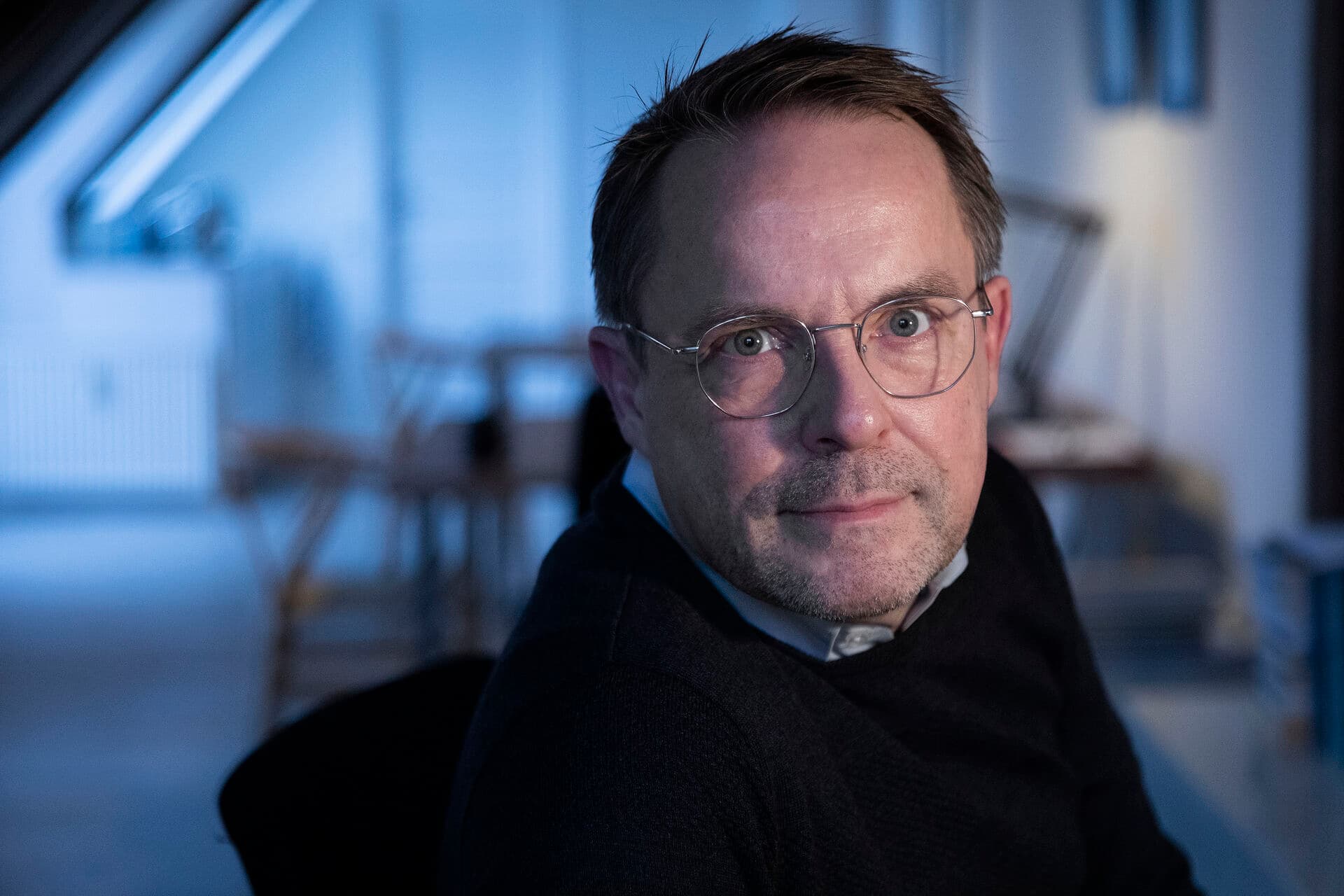 Vælgerne har glemt Rosenkrantz-Theil-sagen, når der skal stemmes til KV25. I Danmark er vi mindre skeptiske overfor politikernes afhængighedsforhold, fordi vi heldigvis ikke har erfaring med udbredt korruption. Derfor er vi måske tilbøjelige til at bagatellisere sager som denne, fordi andre ting er vigtigere for os, mener Jesper Olsen, ekstern lektor i offentlig ret og formand for Transparency International.
