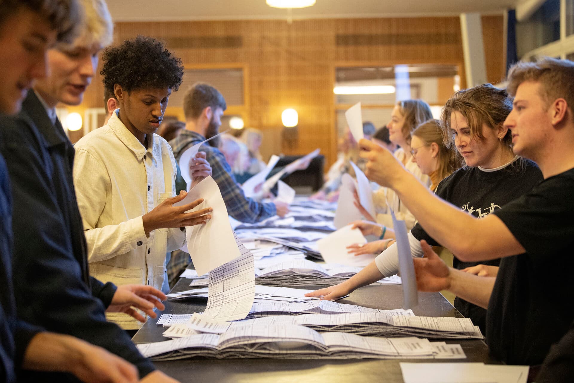  Ved kommunalvalget i 2021 havde de 21-29-årige en valgdeltagelse på blot 53 procent, mens de 70-79-årige havde en på næsten 80 procent. (Arkivfoto). - Foto: Bo Amstrup/Ritzau Scanpix
  Valgdeltagelsen falder blandt unge, når de flytter hjemmefra, skriver valgforsker Kasper Møller Hansen i en analyse. Også den sociale arv er stærk. Eksempelvis ligger de 18-åriges valgdeltagelse på 84 procent, hvis deres mor stemmer, men kun på 30 procent, hvis hun ikke stemmer. 