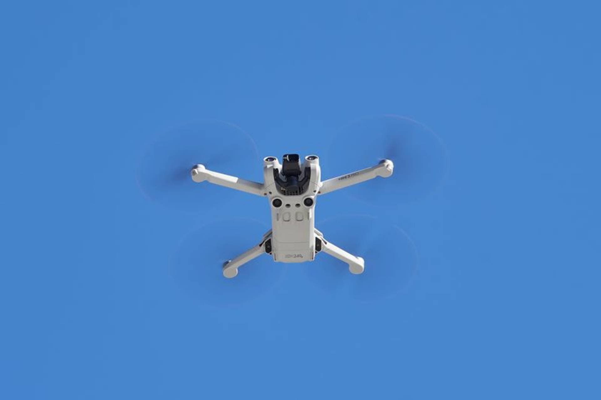 Kommunerne har ansvaret for at sikre, at samfundskritiske funktioner som vandforsyning, IT-infrastruktur og ældrepleje også fungerer i krisesituationer med ex droneangreb. Det kræver en stærk beredskabsplanlægning og et tæt samarbejde med både statslige myndigheder, erhvervslivet og civilsamfundet. Der er behov for politikere, som tør prioritere og samtidig kan styrke det lokale fællesskab i processen, skriver Maria Steno.

