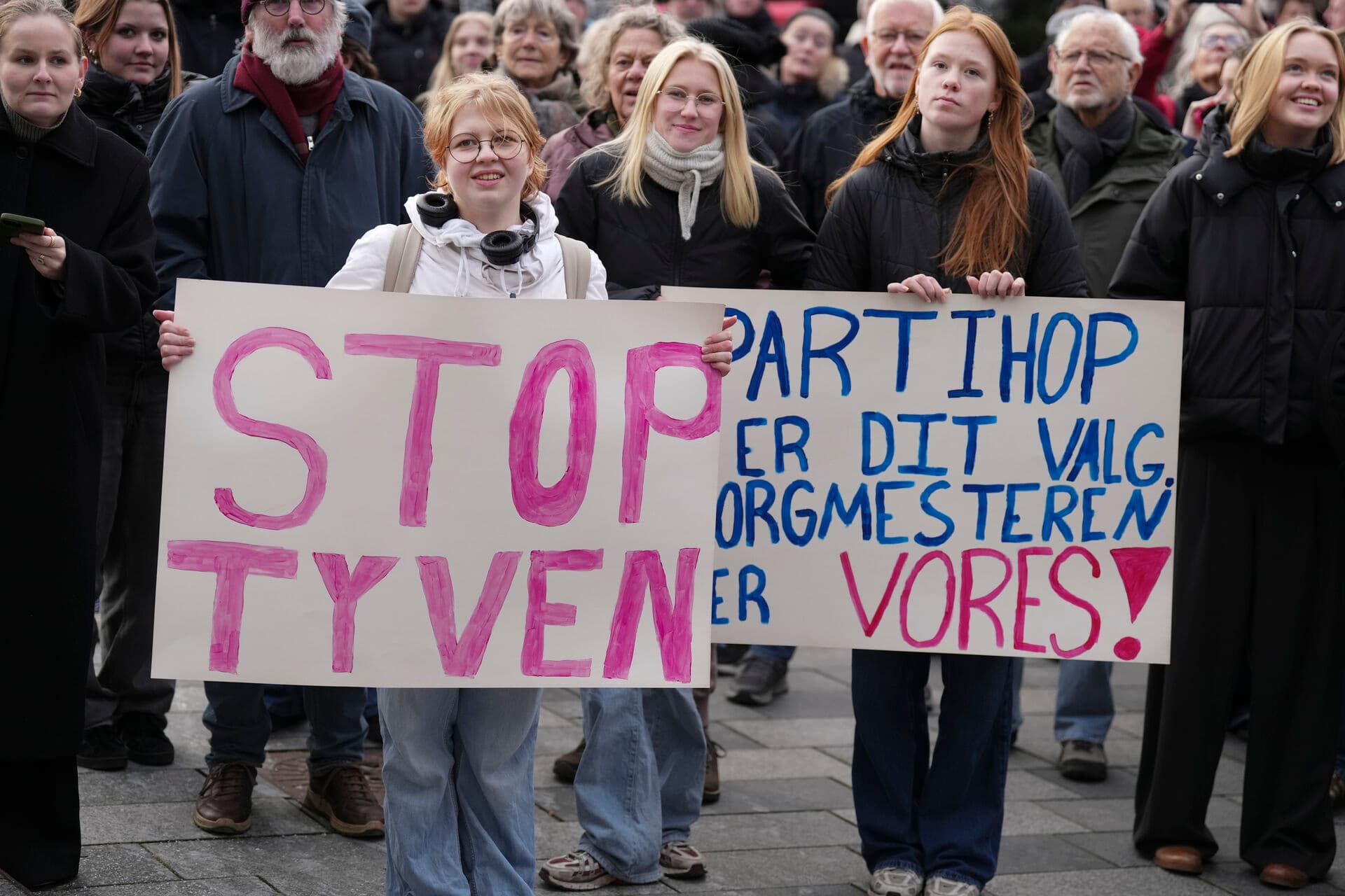   Borgere i Middelfart demonstrerer foran rådhuset i Middelfart torsdag den 20. november 2025. Demonstrationen blev afholdt som en reaktion på, at et byrådsmedlem onsdag meddelte at hun skifter fra Socialdemokratiet til Venstre. 