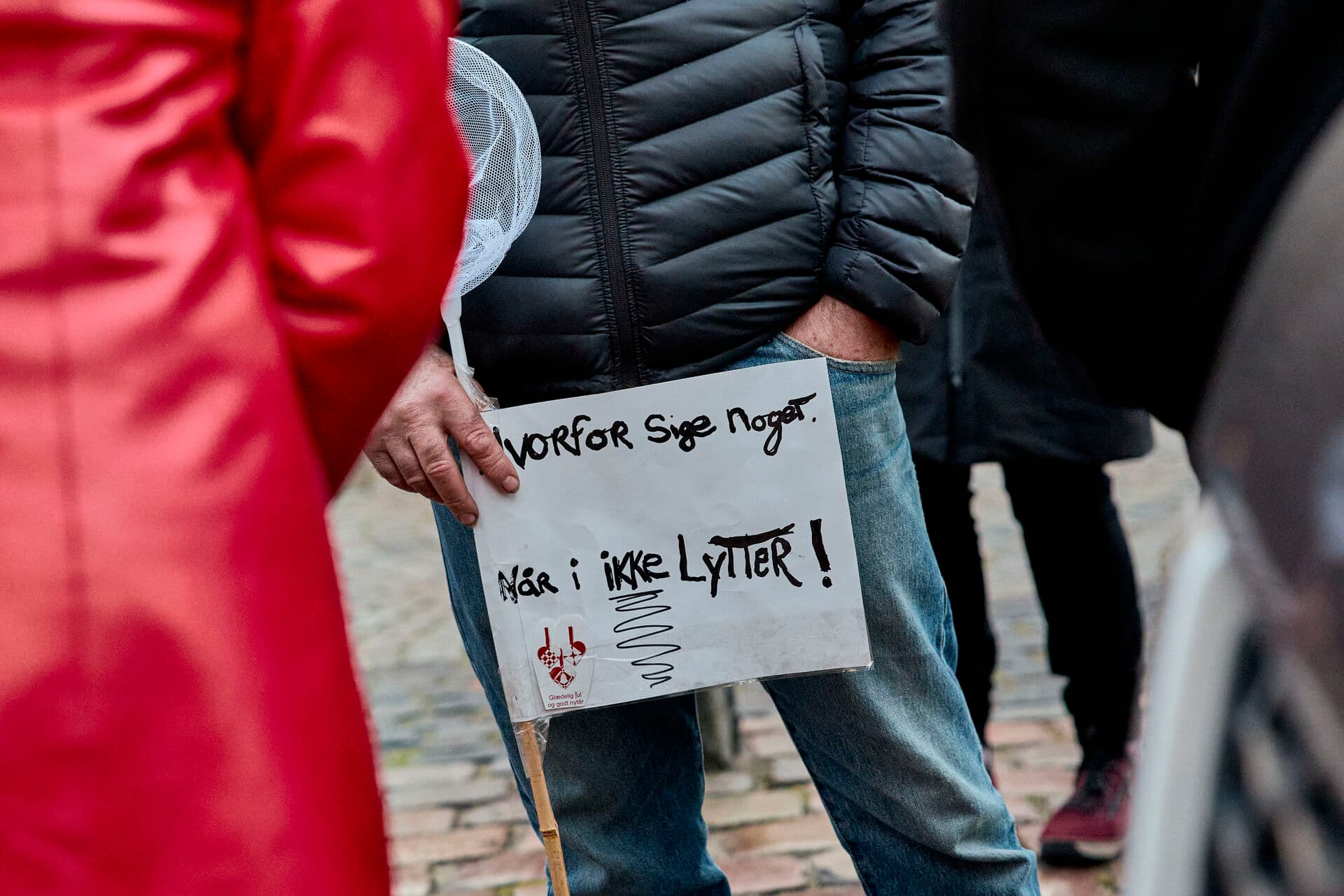 Ved demonstrationen i Ringkøbing-Skjern havde flere medbragt skilte med teksten hvorfor sige noget, når I ikke lytter? som respons på de skiftende konstitueringer efter valget. Andre havde gaffatape for munden. 