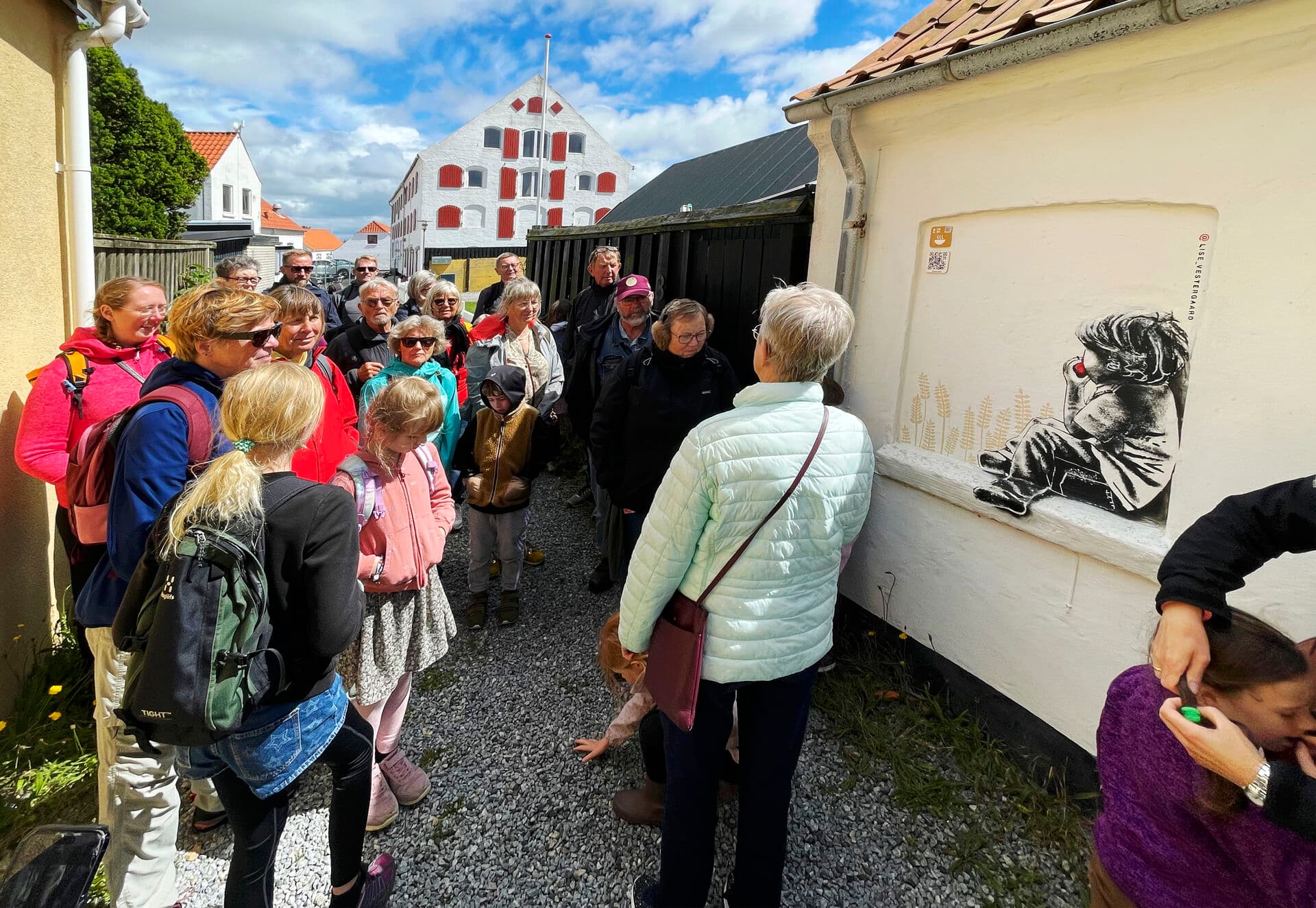 Byvandring i Løkken - turisme er i stigende grad oplevelsesbaseret. Det, der tiltrækker gæster, er autentiske møder med steder, mennesker og historier. Derfor spiller kulturpolitikken en hovedrolle. Når kultur, turisme og lokal udvikling tænkes sammen, bliver kultur ikke blot en udgift, men en investering, skriver Anne Mette Rahbæk.