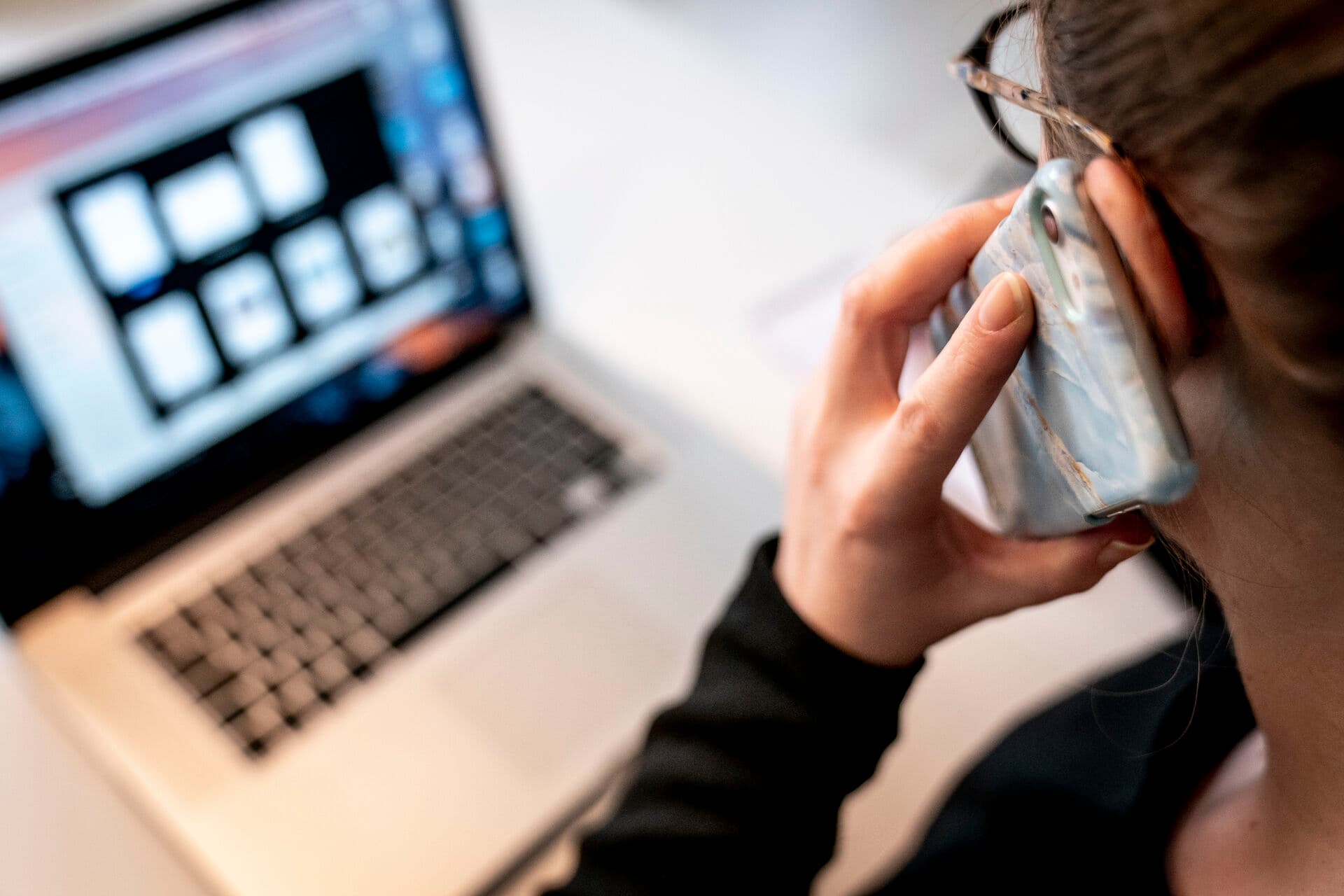 Det hybride arbejdsliv er kommet for at blive. Spørgsmålet er ikke, om offentligt ansatte skal have fleksibilitet. Spørgsmålet er, om vi vil sikre, at lederne har redskaberne til at få fleksibiliteten til at blive en styrke for fællesskabet – og ikke en trussel mod det, skriver Lene Roed.