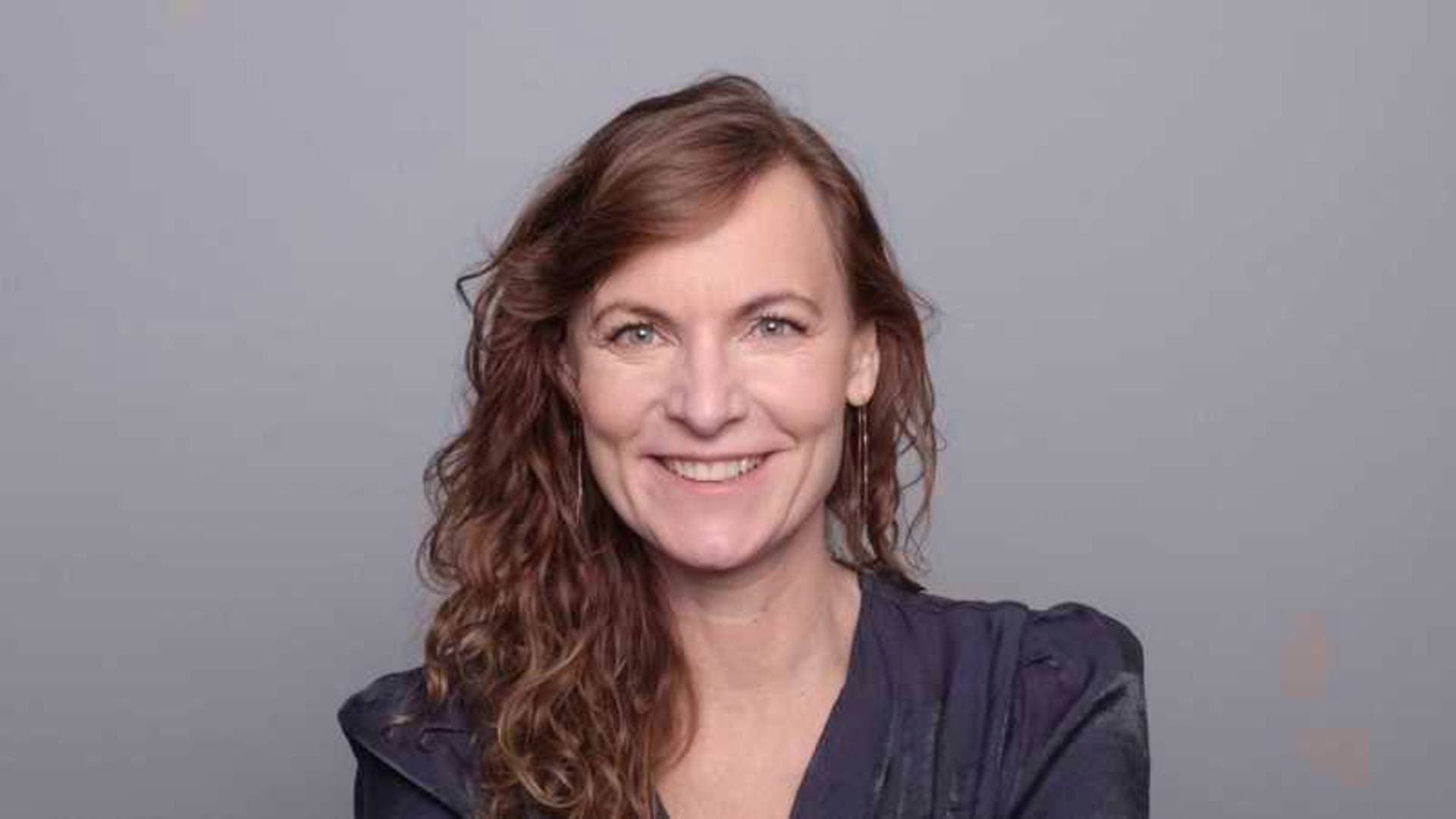 Når medarbejderne har været med, skal forandringen ikke forklares eller forsvares, og man undgår konspirationsteorier, fordi man har jo selv lagt det. Du slipper simpelthen for det efterslæb, der tit vil være, når andre har truffet en beslutning hen over hovedet på dig, fortæller Christina Matzen.