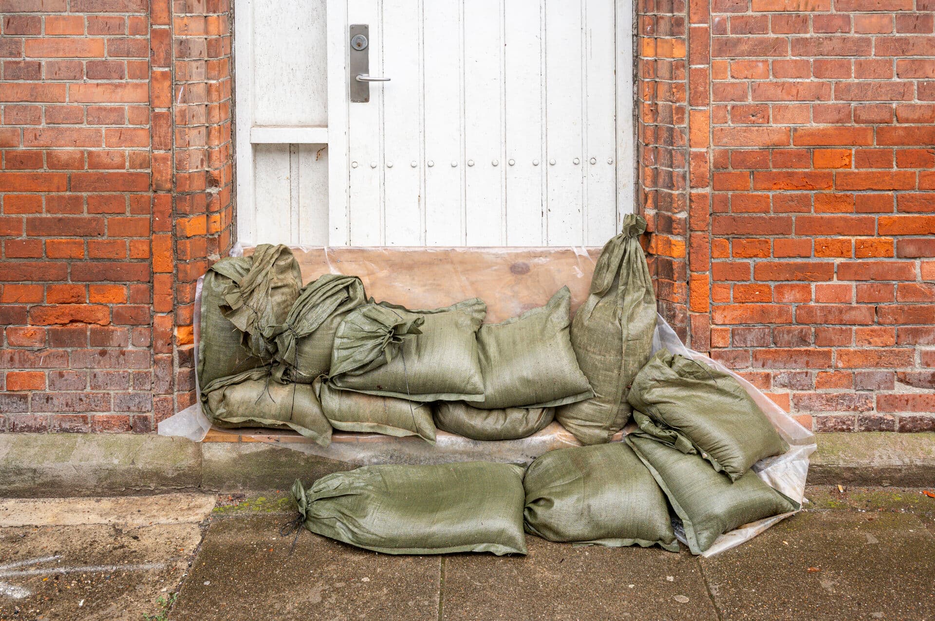 Udfordringerne med klimasikring bliver konkrete, når regnvand fylder kloakkerne, når stormfloden lukker veje, river havnefronten op og truer rekreative områder, eller når sommerhusejere mister adgang til deres grunde. På fotoet en situation fra Vejle midtby, som adskillige gange har været ramt af oversvømmelser de senere år.