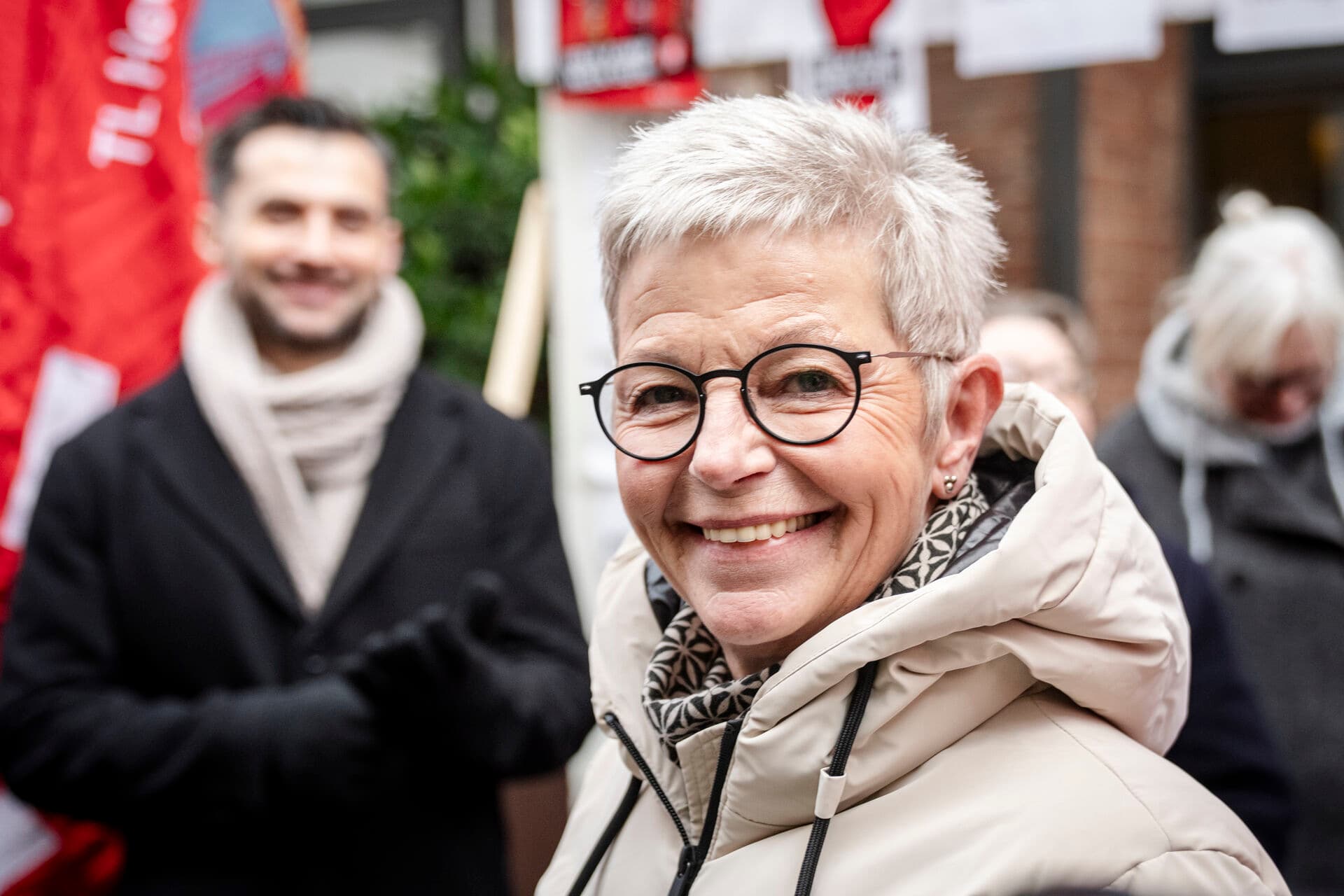 Lene Roed, formand for HK Kommunal ankommer til forhandlingerne for regionalt ansatte i København - I disse dage starter overenskomstforhandlingerne for offentlige ansatte, og dermed også for kommunerne. Bedre løn, fleksibilitet og andre vigtige emner er på dagsordenen. Det største problem er dog rekrutteringsudfordringerne hos stort set alle velfærdsprofessioner. Her hverken starter eller slutter løsningen med overenskomstforhandlingerne, skriver Rune Hagel Andersen. 