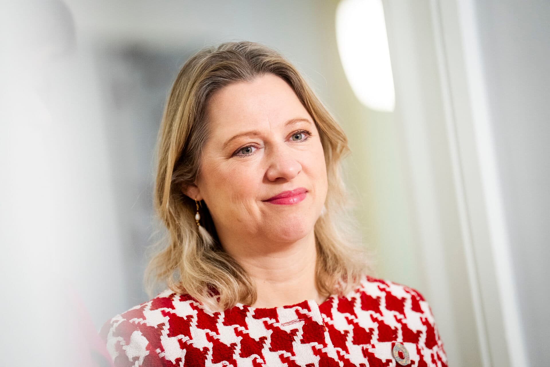 Social- og boligminister Sophie Hæstorp Andersen (S) finder det ubegribeligt, at der findes folk, som snyder systemet på bekostning af nogle af de mest sårbare borgere i samfundet. 