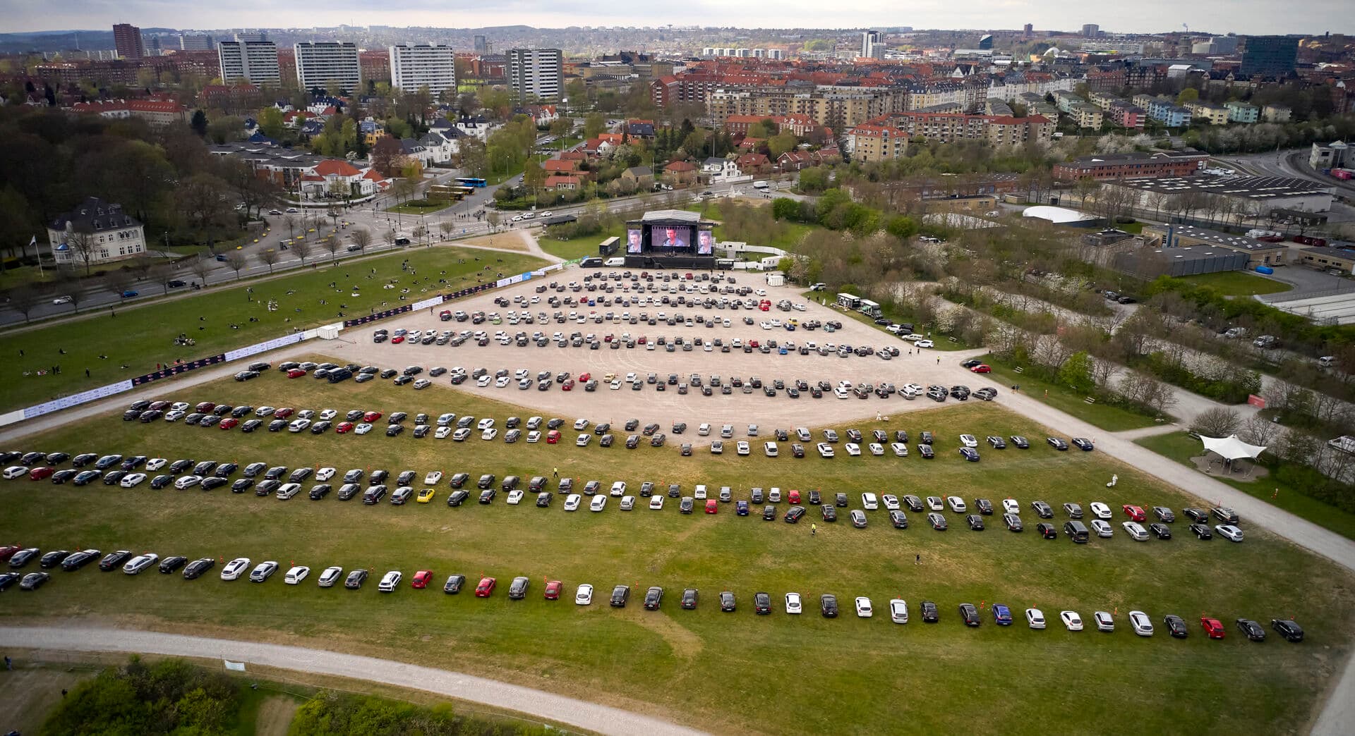 Mads Langer spiller til en udsolgt drive-in koncert på Tangkrogen i Aarhus under coronanedlukningen i 2020. Da store dele af vores samfund lukkede ned, var det kulturen og de kreative fællesskaber, der var med til at holde sammen på os. Musik, litteratur, kunst, idræt og fællesskaber blev ikke et luksusgode, men en ren livline for mange mennesker, i en tid præget af isolation og usikkerhed, skriver Ida Dyhr.