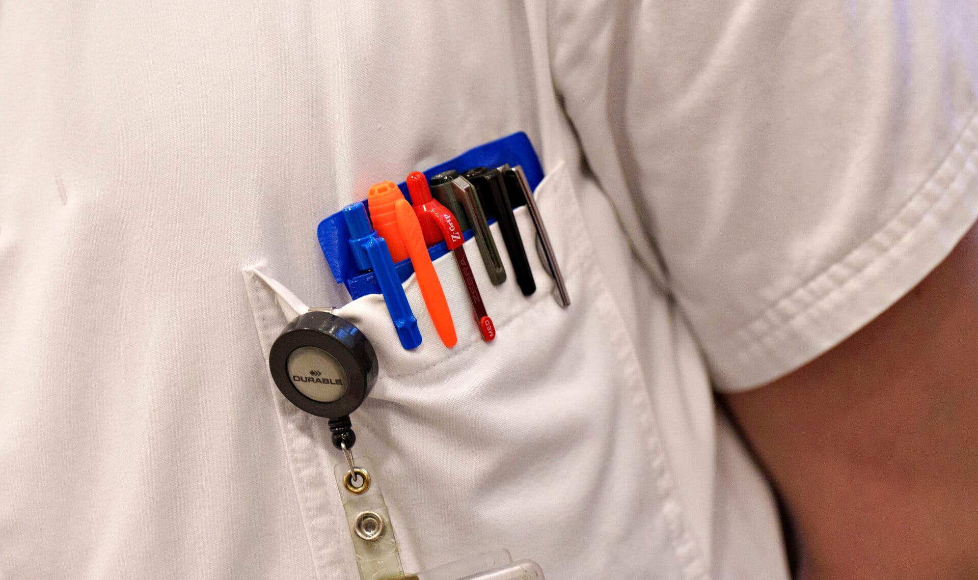 Hvis vi fortsætter med at optage lige så mange på medicinstudiet, som vi gør i dag, risikerer vi at uddannede læger søger job i andre brancher, eller at vi uddanner læger til,  arbejdsløshed. Det er i den grad samfundsspild, skriver Wendy Sophie Schou.