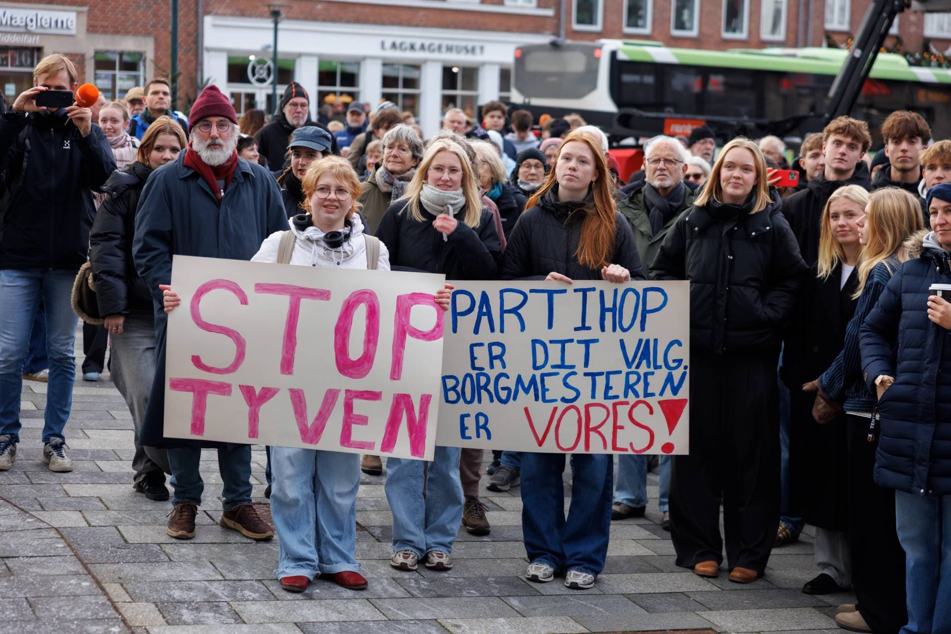 Borgerprotester i Middelfart efter dramaet, som udløste et borgmesterskifte. Vælgerne blev vrede. Hvad skulle de ellers blive?  Det er et klart brud på den tillid, der er blevet vist én, ganske enkelt. Man har fået et mandat, men man kan ikke gøre med det, hvad man vil, uden at komme i karambolage med etikken, skriver Mikkel Wold.
