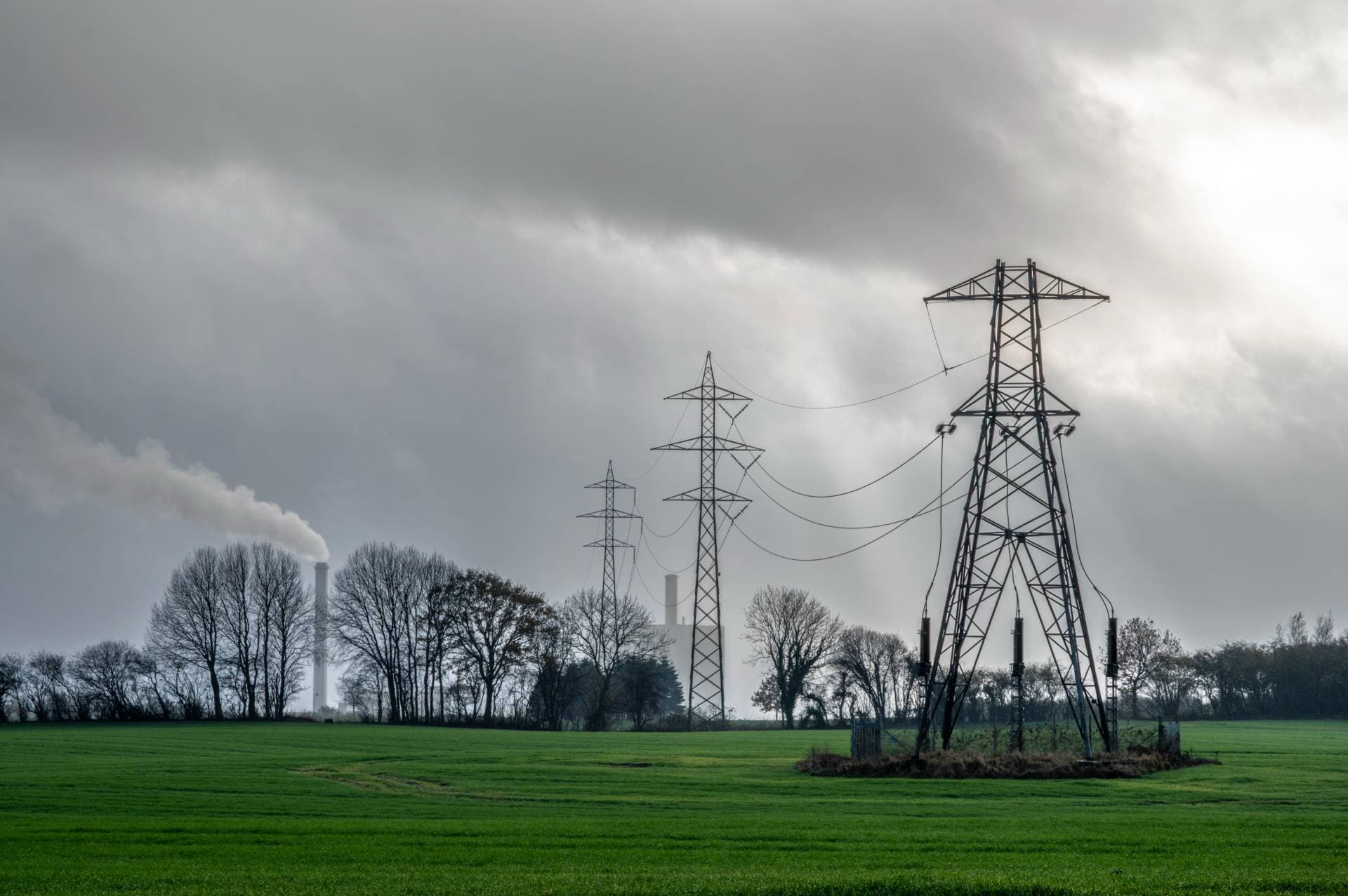 I den nuværende verdensorden udviskes grænserne mellem krig og fred. Hybride angreb mod kritisk  infrastruktur kan være lige så lammende for samfundet, som det vi klassisk forstand betegner som krig, skriver Henrik Græsdal.