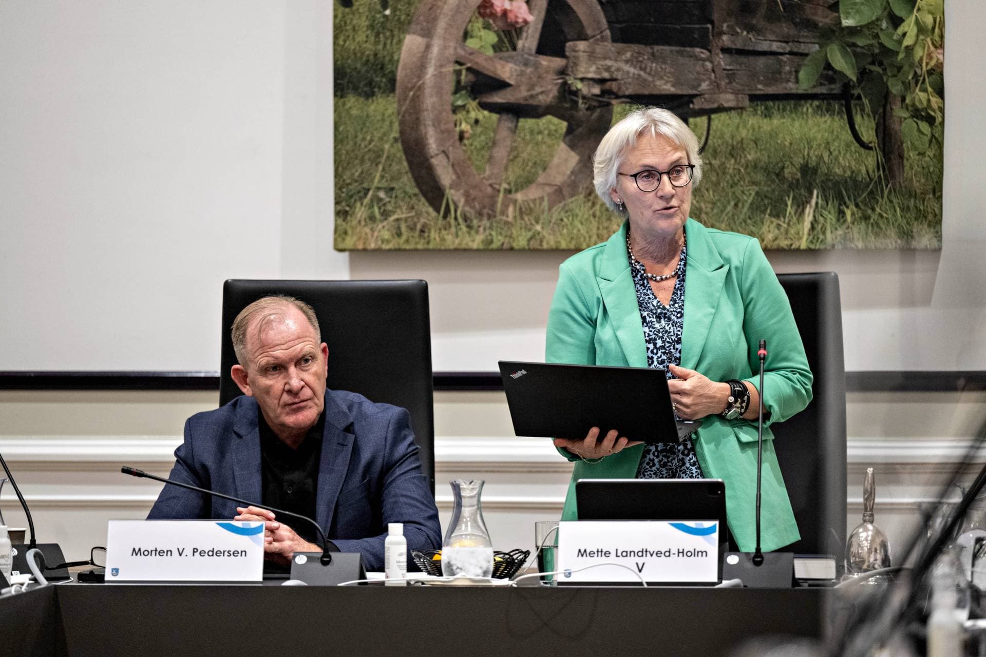 Mette Landtved-Holm, borgmester (Venstre) flankeret af kommunaldirektør Morten Volmer Pedersen under kommunalbestyrelsesmøde i Nordfyns Kommune - samarbejdet mellem borgmester og direktør er ikke lige. Det er kommunalbestyrelsen som har ansat direktøren, men det er borgmesteren, som er den formelle leder af forvaltningen og dermed direktørens overordnede. Politikeren er samtidig valgt af borgerne til at synes noget, mens direktøren er valgt af politikerne til at vide og kunne noget, skriver Kenneth Kristensen.
