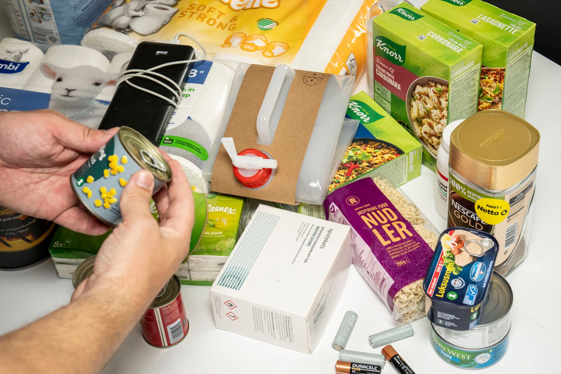 Bevidsthed om beredskab kommer i høj grad fra inddragelse og ejerskab, viser erfaringer fra Norge og Sverige. Det oplyser Ministeriet for Samfundssikkerhed og Beredskab. Her ses nogle af de ting, myndighederne anbefaler, man har i sit nødlager.