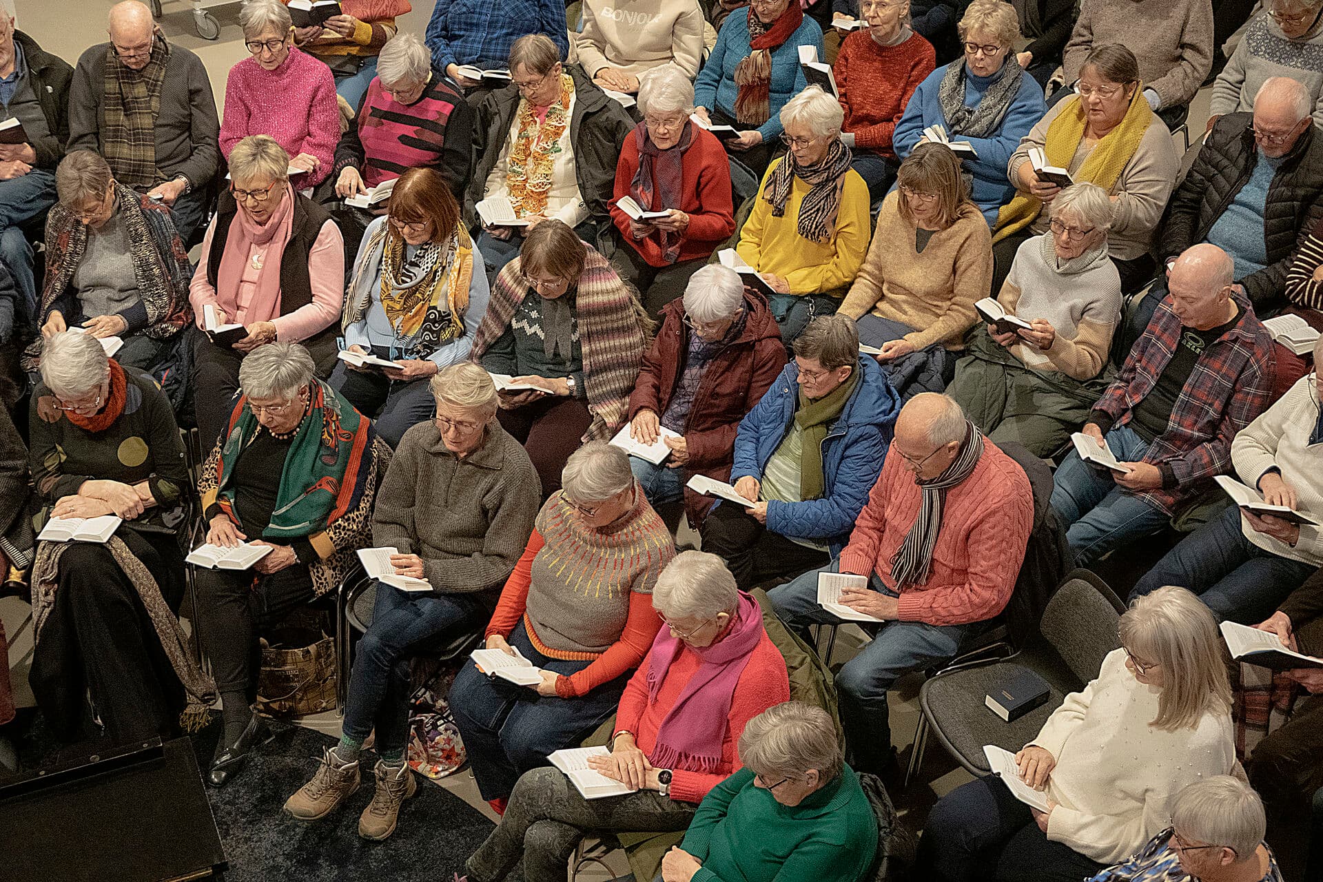 Når mennesker synger sammen, spiller sammen, organiserer sig sammen – så opstår der relationer. Og relationer er fundamentet for tillid. Historisk har danskerne sunget i krisetider. Ikke fordi det løser krisen i sig selv, men fordi det styrker fællesskabet. Det samme gælder det lokale kulturliv i dag. Det er her, vi øver os i at være borgere – ikke kun forbrugere, skriver Anne Mette Rahbæk.