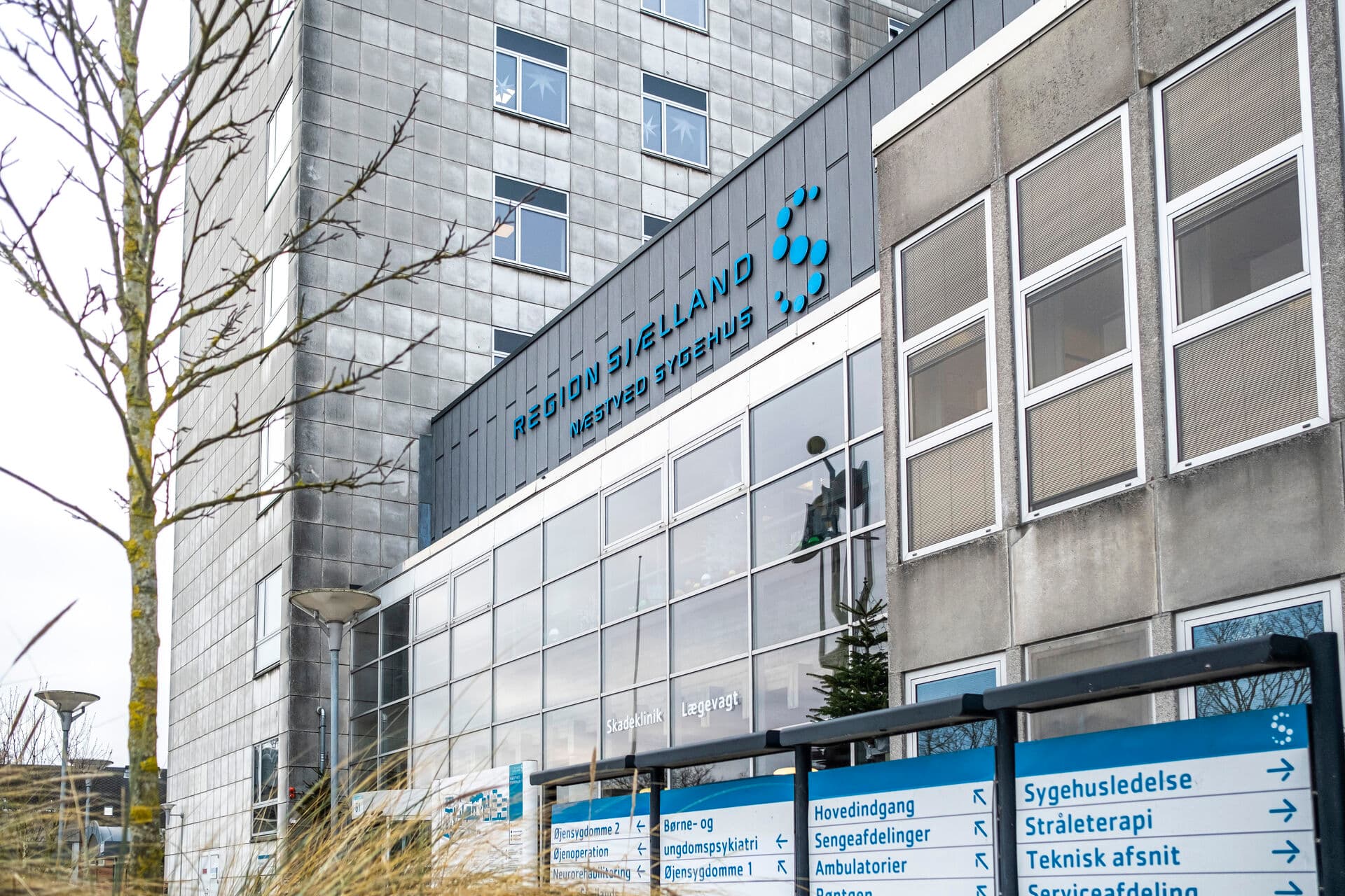 Næstved Sygehus har kvindesygdomme som et specialområde, men generelt mangler der fokus på de lidelser som specifikt rammer kvinder: Når meget medicinsk viden er baseret på mænd, ved vi ganske enkelt mindre om, hvordan sygdom viser sig hos kvinder. Vi ved mindre om symptomer, sygdomsforløb og den bedste behandling, skriver Sara Darling Berg Jørgensen.