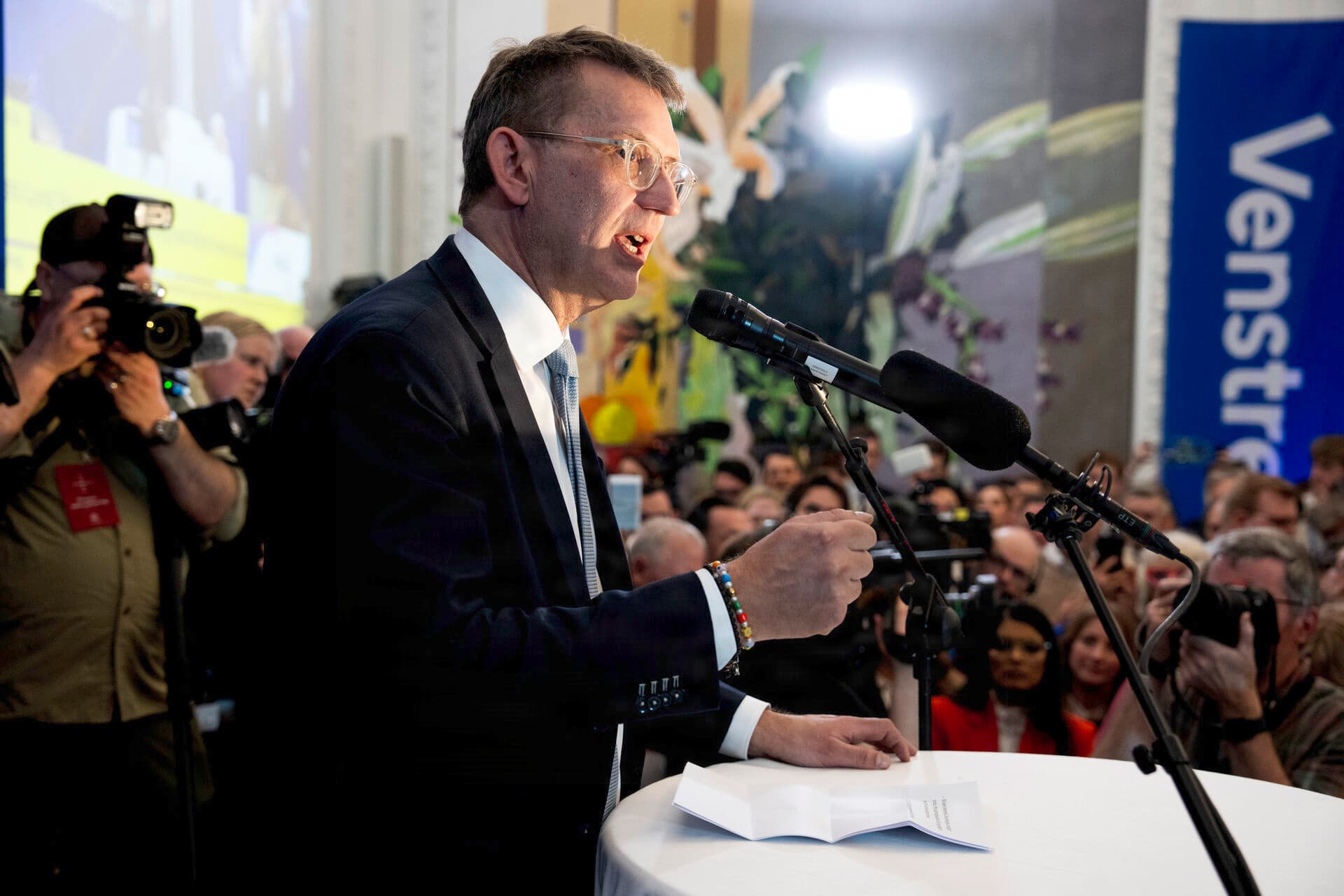 Troels Lund Poulsen (V) taler ved Venstres valgfest i Landstingssalen på Christiansborg, hvor stemningen kunne have været bedre. Men trods det historisk dårlige valg, gik Venstre faktisk frem flere steder i landet.