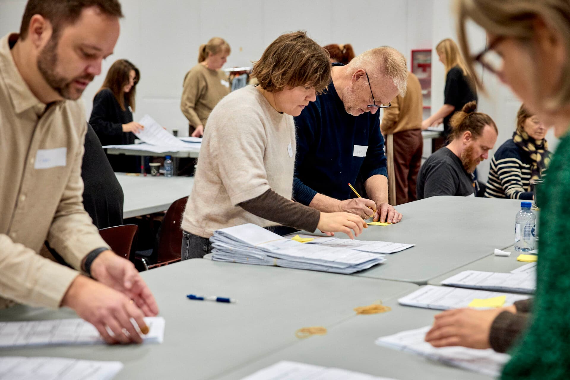 Der var travlt med fintælling onsdag, hvor de personlige stemmer skulle sammensætte det nye folketing - her tælles der læs i Marselisborghallen i Aarhus.