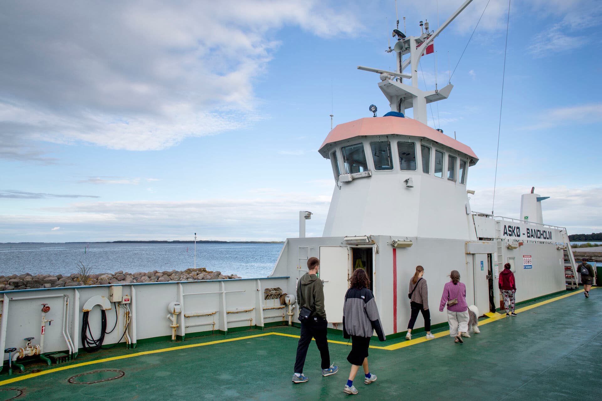 Her færgen M/F Askø, der har sejlet mellem Askø og Bandholm. Som led i Lollands færgestrategi sejler færgen nu fra Kragenæs indtil den skal sælges, når den er udtjent. Det sker senest i 2030.