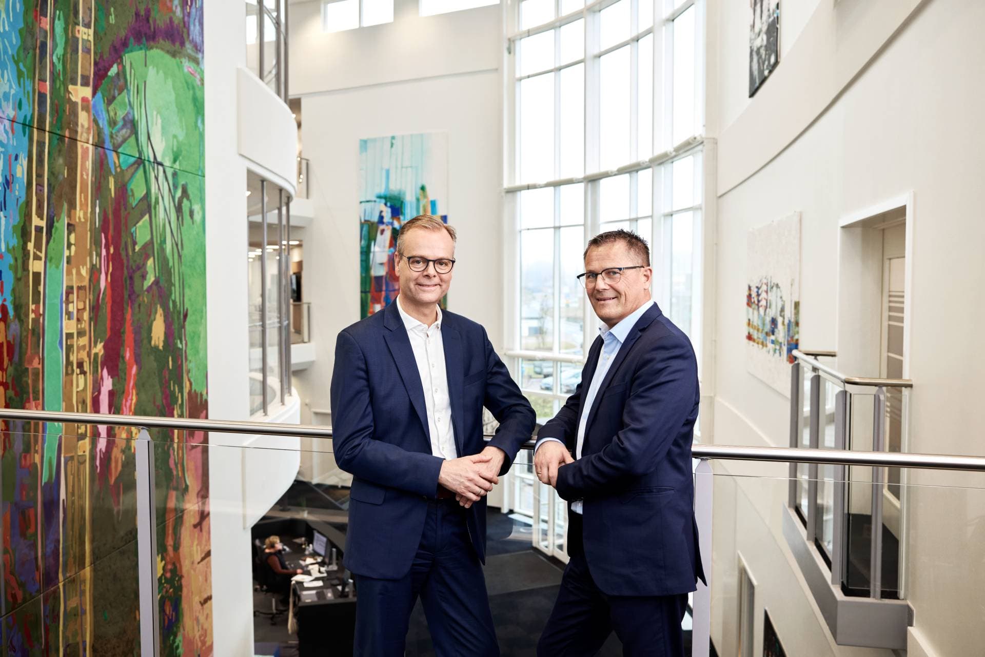 Kim Mouritsen (th) og Lars Thomsen er sideordnede topchefer i Sparekassen Danmark.