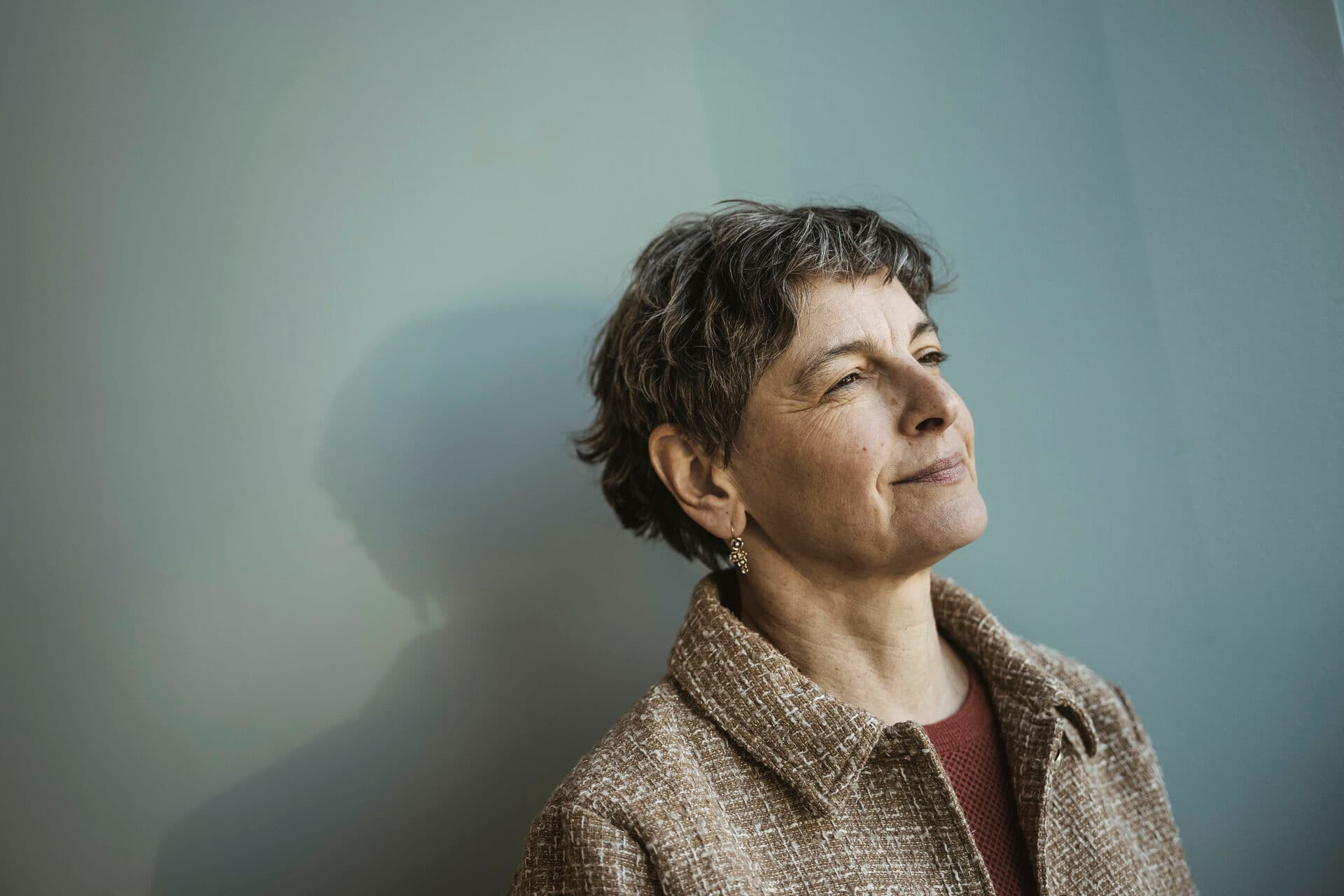 Når vi investerer i, at mennesker kan holde til et langt arbejdsliv, styrker vi både den enkelte, virksomhederne og samfundsøkonomien, skriver Sara Vergo.