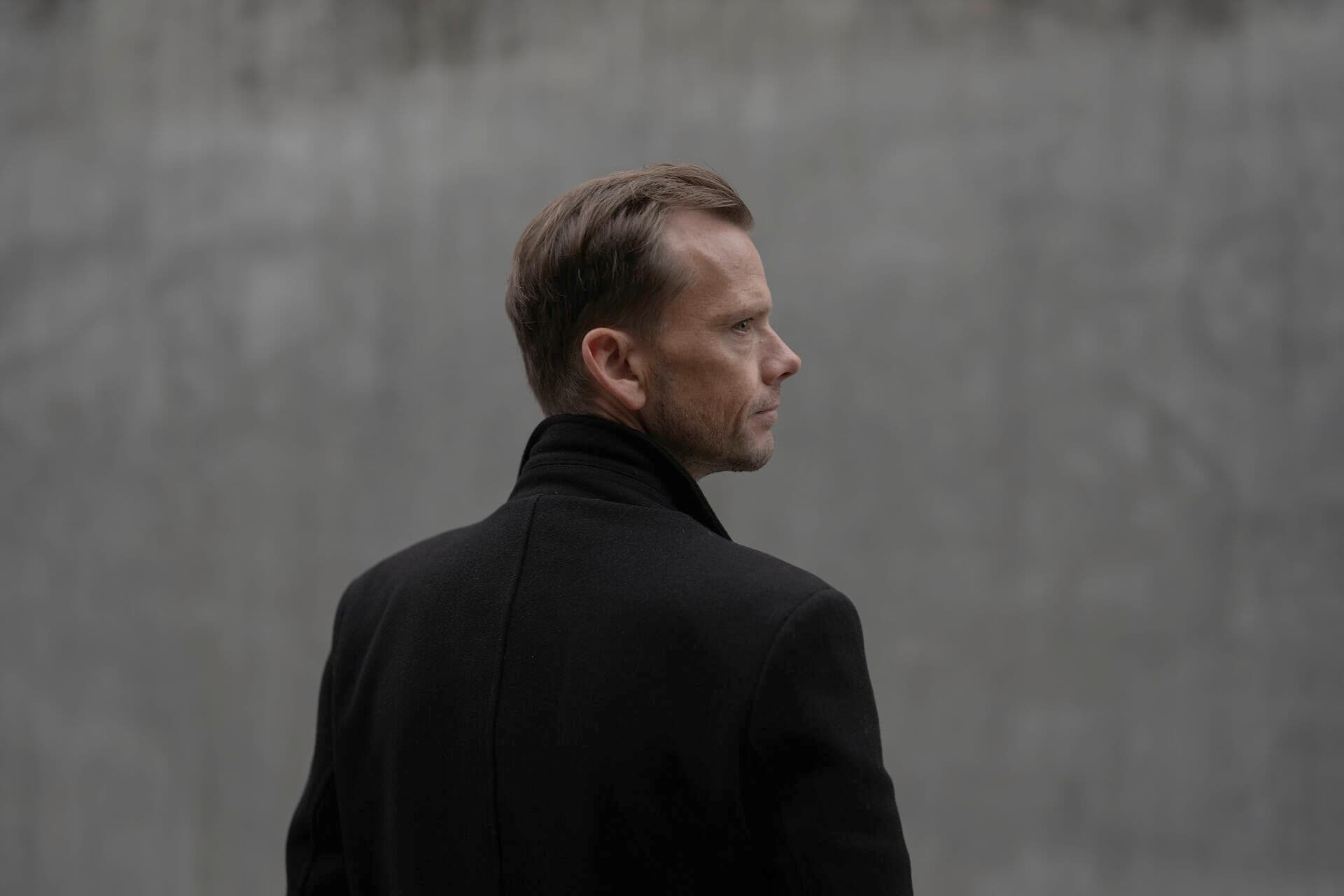 Æresrelaterede forbrydelser rammer langt bredere end det direkte offer. Derfor kan de også skræmme en større kreds af personer til at leve efter nogle normer, som de ikke har det godt med, lød det tidligere på året fra daværende justitsminister Peter Hummelgaard (S), der vil skærpe straffen for æresrelateret kriminalitet.  