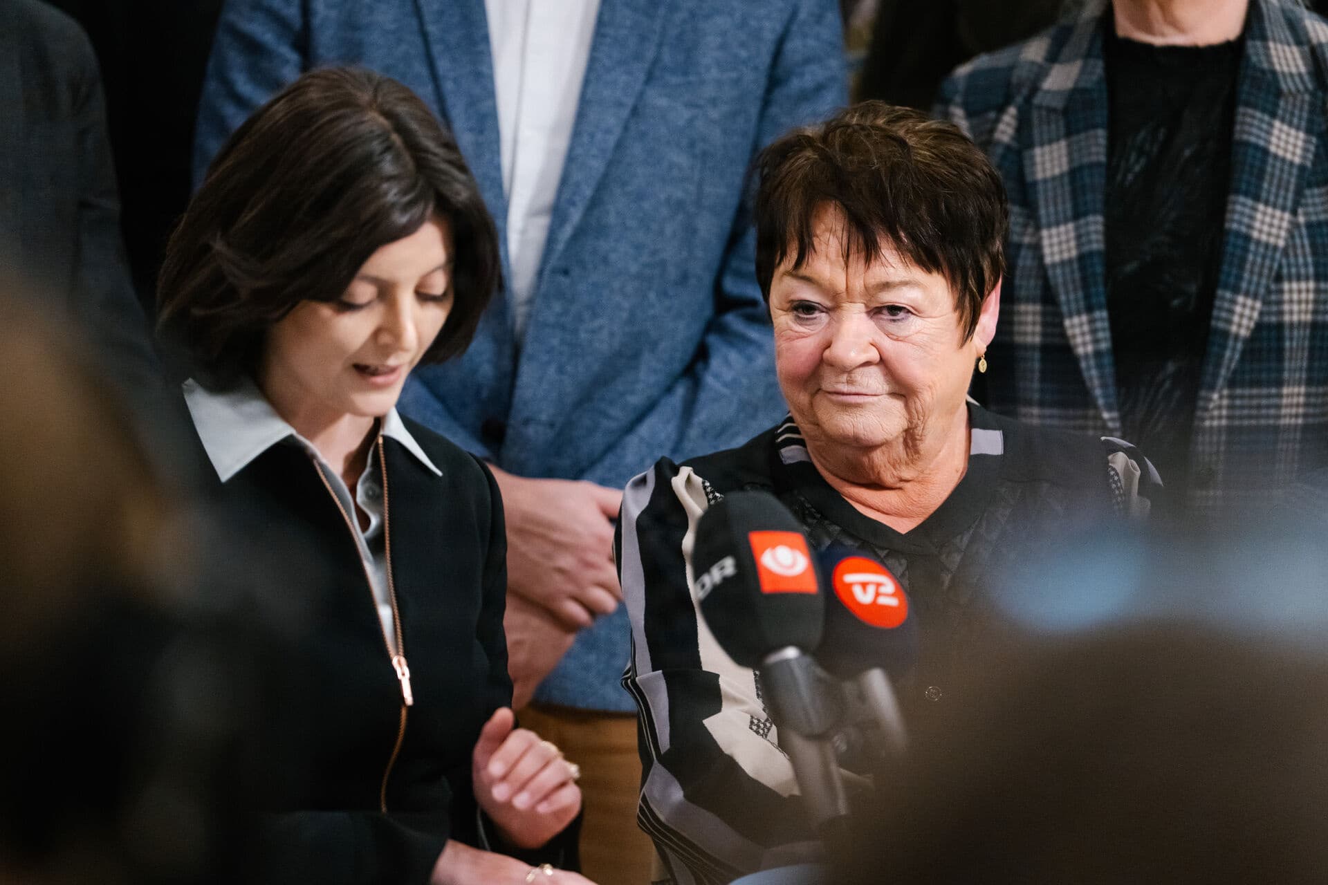 Sofia Osmani (K), borgmester i Lyngby-Taarbæk Kommune, og KLs chefforhandler og Mona Striib, præsenterede overenskomstforliget for omkring 500.000 ansatte på det kommunale område i februar - men det kniber fortsat med helt at forstå betingelserne i overenskomsten rundt om i landet.