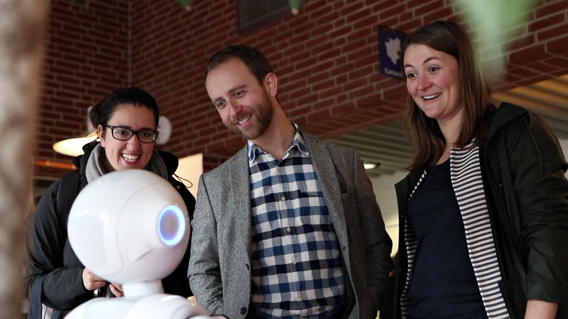 Undervisningsrobotter, loftlifter og virtual reality. Det er blot en håndfuld af nye teknologier, som kommuner bruger til velfærdsydelser. I fremtiden håber man at have helbredssensorer hos ældre og kunne bruge robotter til tøj- og gulvvask.