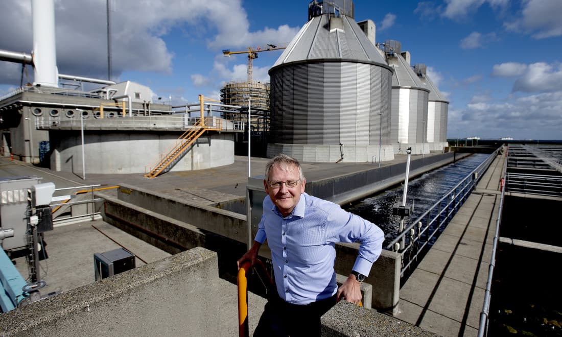 John Buur Christiansen, direktør hos landets største kommunalt ejede spildevandsselskab, Biofos, mener ikke, at det var relevant at orientere bestyrelsen om, at selskabets nye topchef, Dan Fredskov, blev fyret fra sin stilling som energichef hos Amager Ressource Center (ARC) efter omfattende udbudsrod. De to har tidligere arbejdet sammen hos ARC.