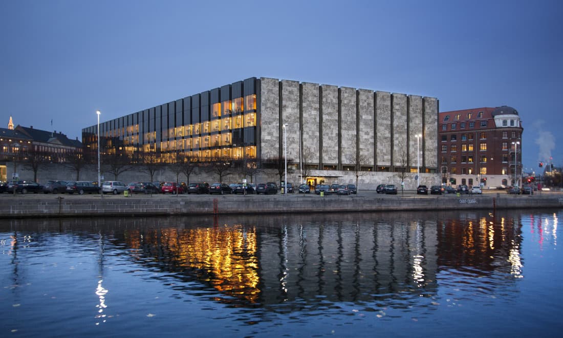 Nationalbankens handel med BEC går mindst 19 år tilbage i tiden. De seneste fem år har aftalen sikret leverandøren 472,8 mio. kr. Opgaven kom aldrig i udbud. Også tre andre virksomheder har modtaget millioner af kroner fra centralbanken uden om reglerne.