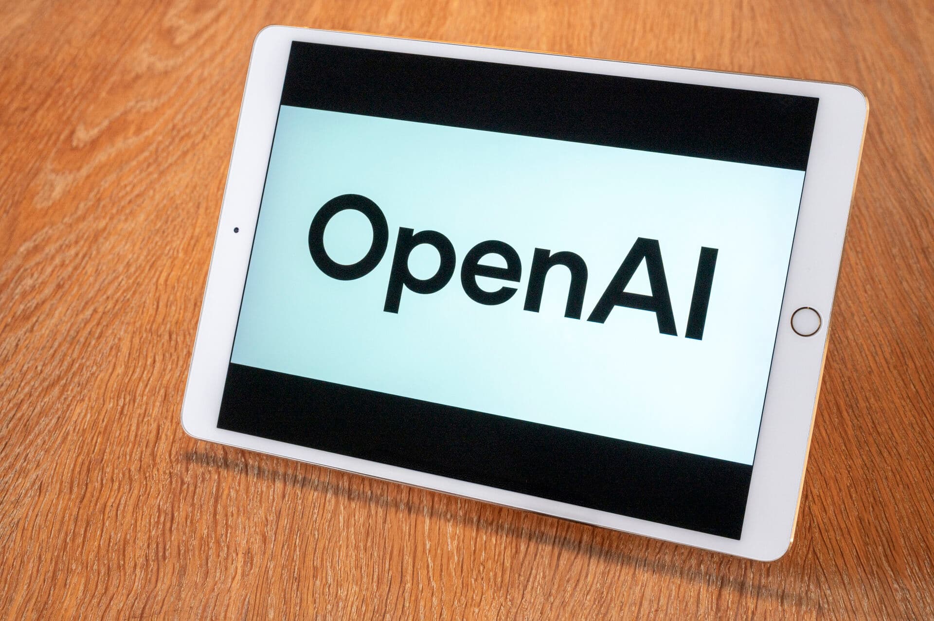 AI må aldrig blive en undskyldning for at skære i bemandingen og presse medarbejderne yderligere. Den skal bruges til at gøre medarbejderne stærkere og løfte kvaliteten for borgerne, skriver Sara Vergo.