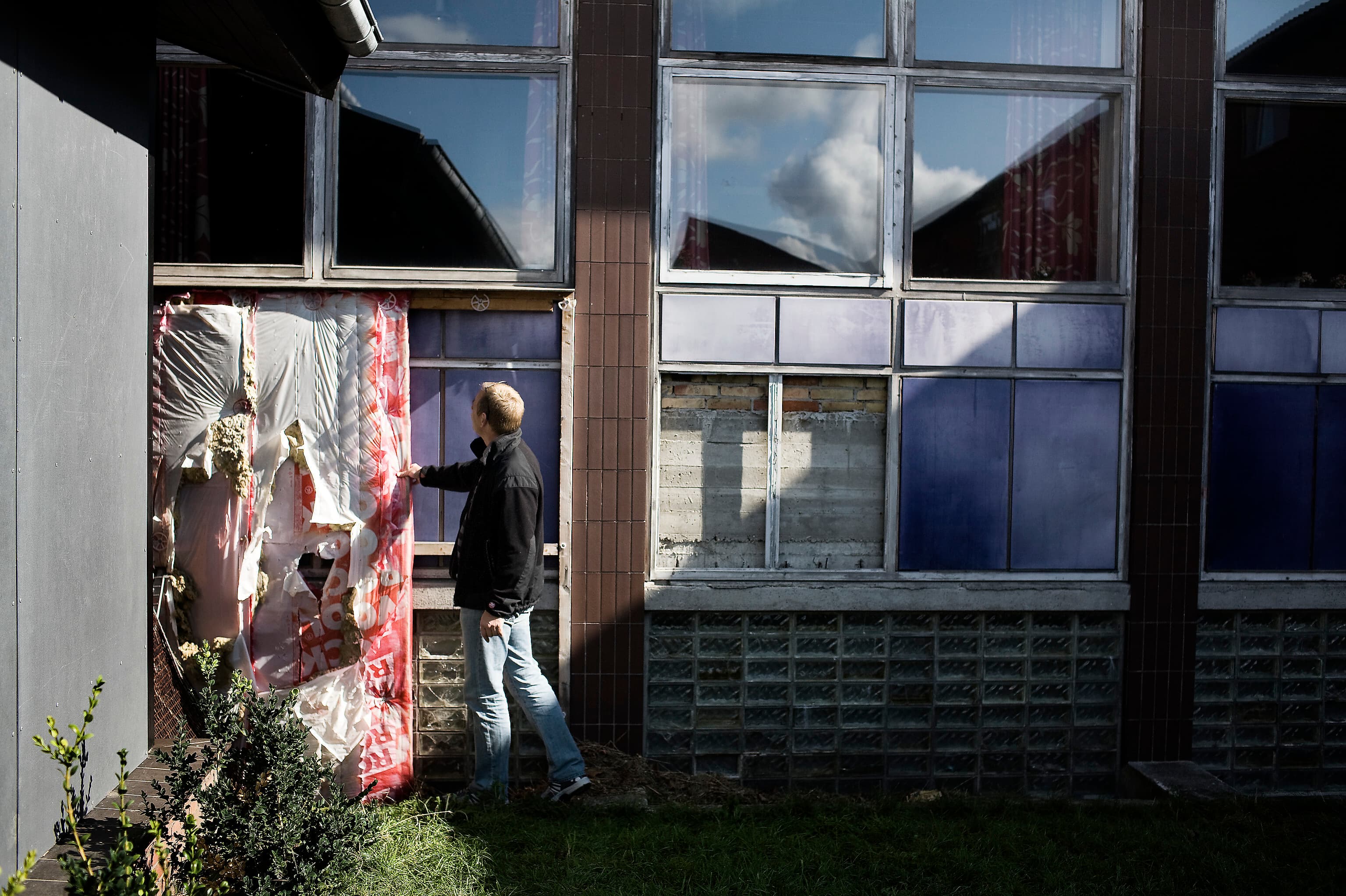 Mens kommunale skoler og institutioner bliver mere og mere slidte, bliver regningen større og større.