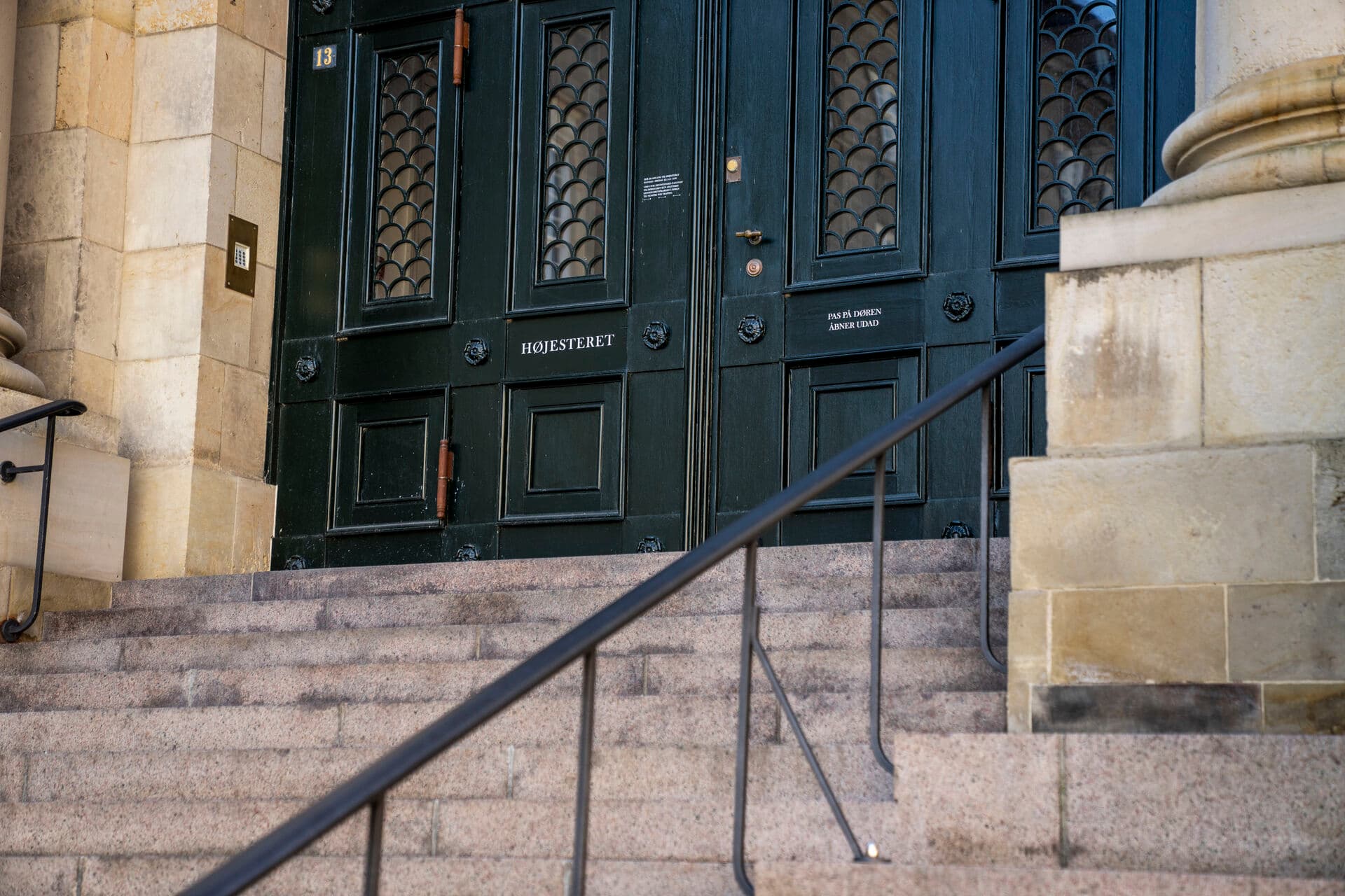 Et af de mest grundlæggende principper i en retsstat er, at statsmagt, regioner og kommuner er bundet af loven på samme måde som borgerne. Derfor er det helt centralt, at man – både politisk og administrativt – konsekvent understøtter en kultur, der hjælper medarbejdere og embedsværk med at leve op til deres særlige rolle, skriver Steen Holm Iversen.