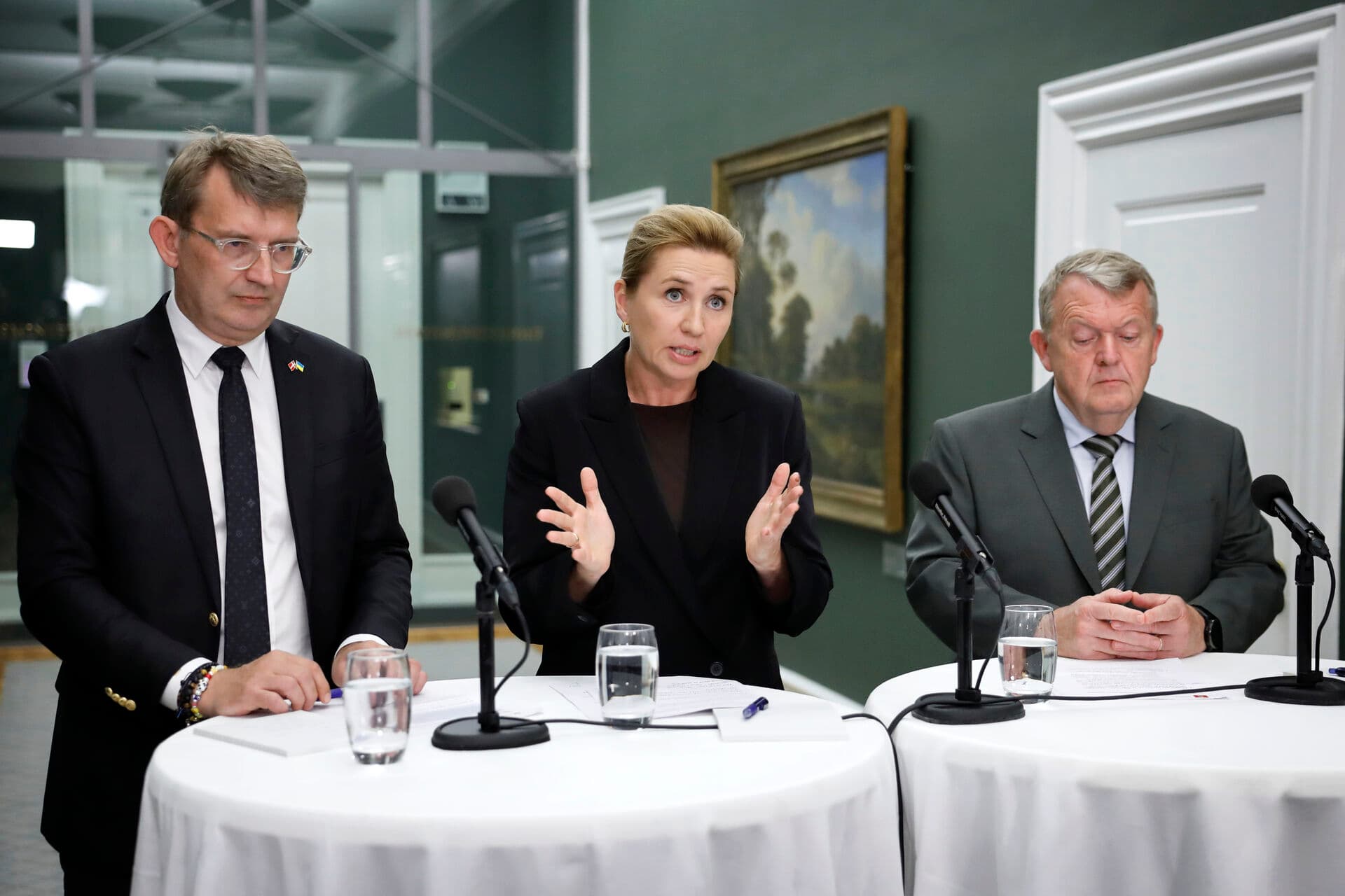 SVM - med fra venstre Troels Lund Poulsen (V), Mette Frederiksen (S) og Lars Løkke Rasmussen (M) holder sammen i regeringstroppen. Mens man taler om nye tider i landspolitikken med en ny alliance mellem Socialdemokratiet og Venstre på landsplan, så er den alliance kun slået igennem to steder lokalt. Og hvis man tager Moderaterne med i ligningen, så er der ingen kommuner, hvor de tre regeringspartier har indgået valgforbund til KV25.