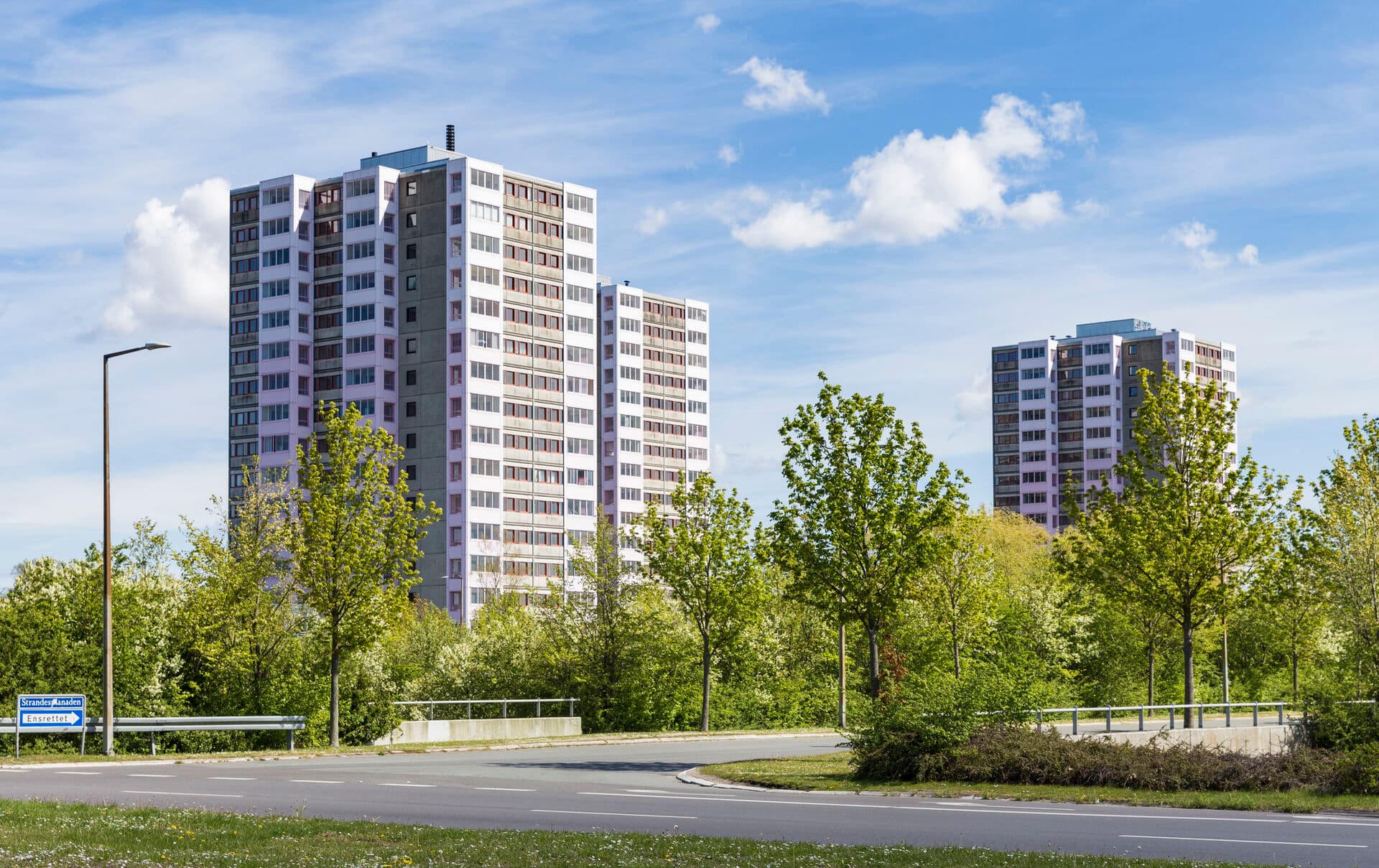 Boligblokke i Brøndby. Vi bygger stadig på samme måde, som vi gjorde i 1960’erne, da man nedrev baggårdsbebyggelse i København og flyttede beboerne ud i boligblokke med lys og luft. Det var naturligt dengang, men det er det ikke længere, skriver Jesper Loft